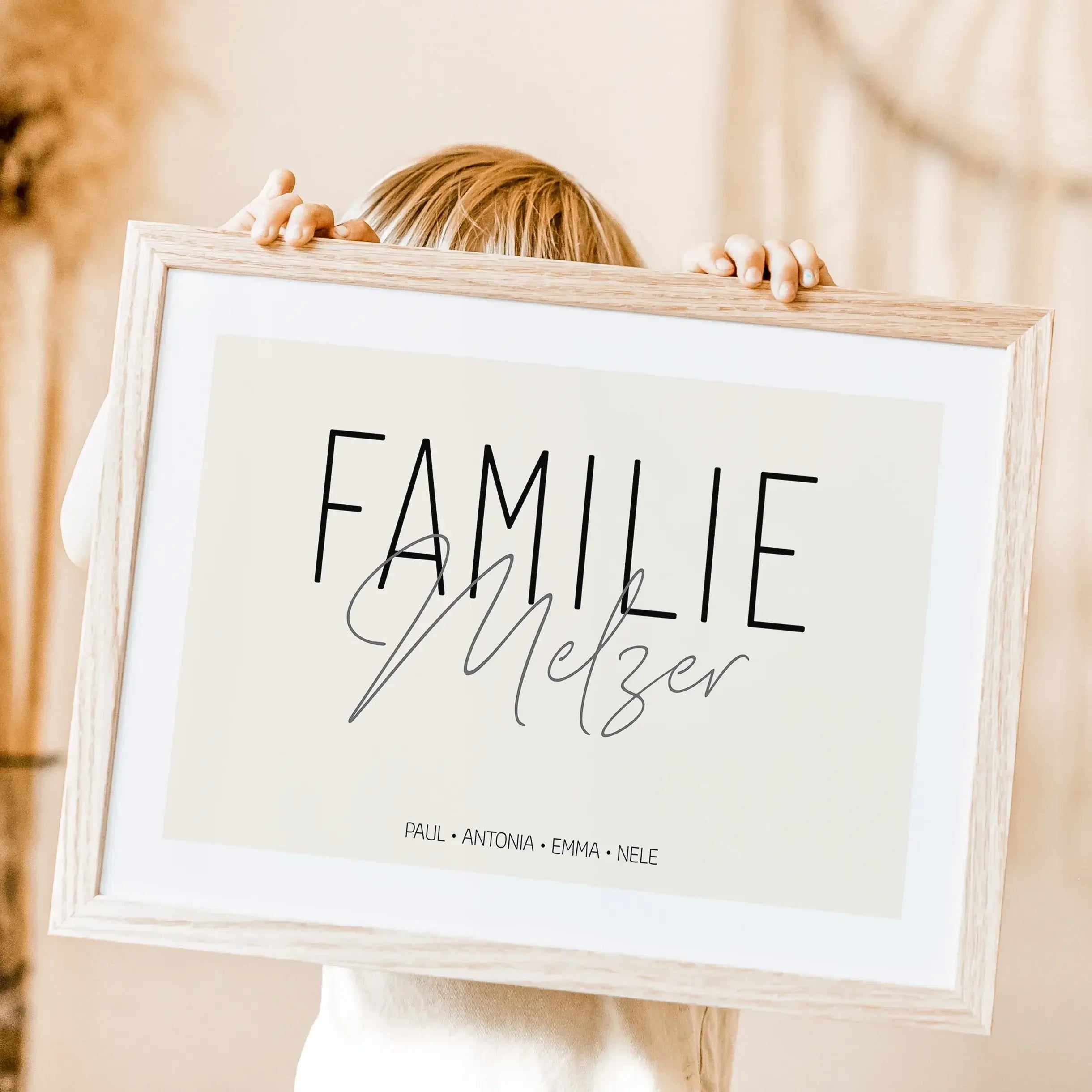 Familienposter Handschrift-famprints-Personalisiertes Poster-Auf dem stilvollen Familienposter 'Handschrift' findest du einen großen 'Familie' Schriftzug und darunter die Personalisierung mit deinem Wunschtext. In unserem Beispiel haben wir uns für den Fa