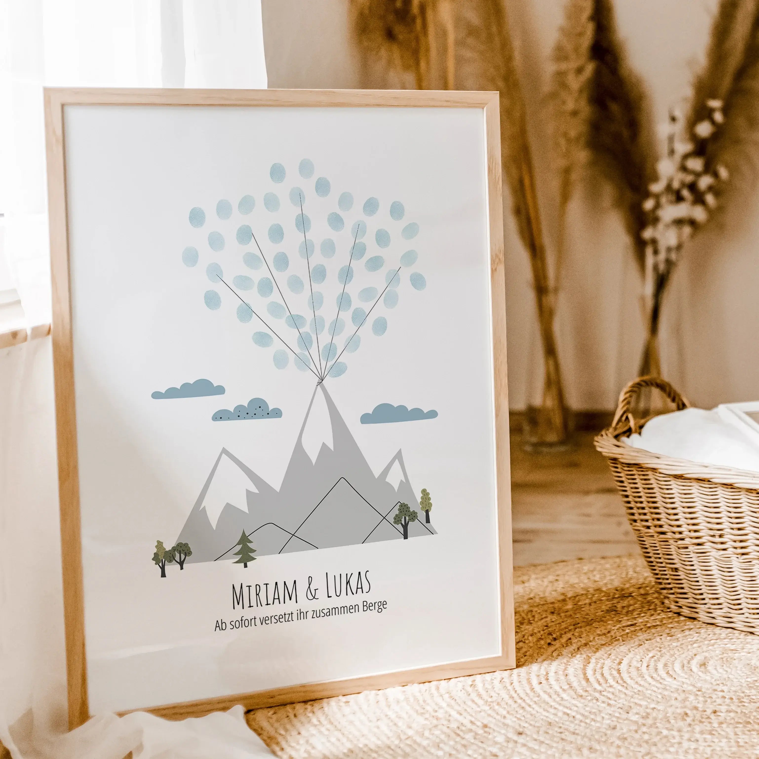 Fingerabdruck Bild 'Berge'-famprints-Personalisiertes Poster-Auf dem Fingerabdruck Bild 'Berge' befindet sich eine große Berglandschaft, wahlweise in den Farbvarianten Polish Grey, Pale Rose oder Fog Green. Am Fuß des Berges befinden sich einige kleine Bä