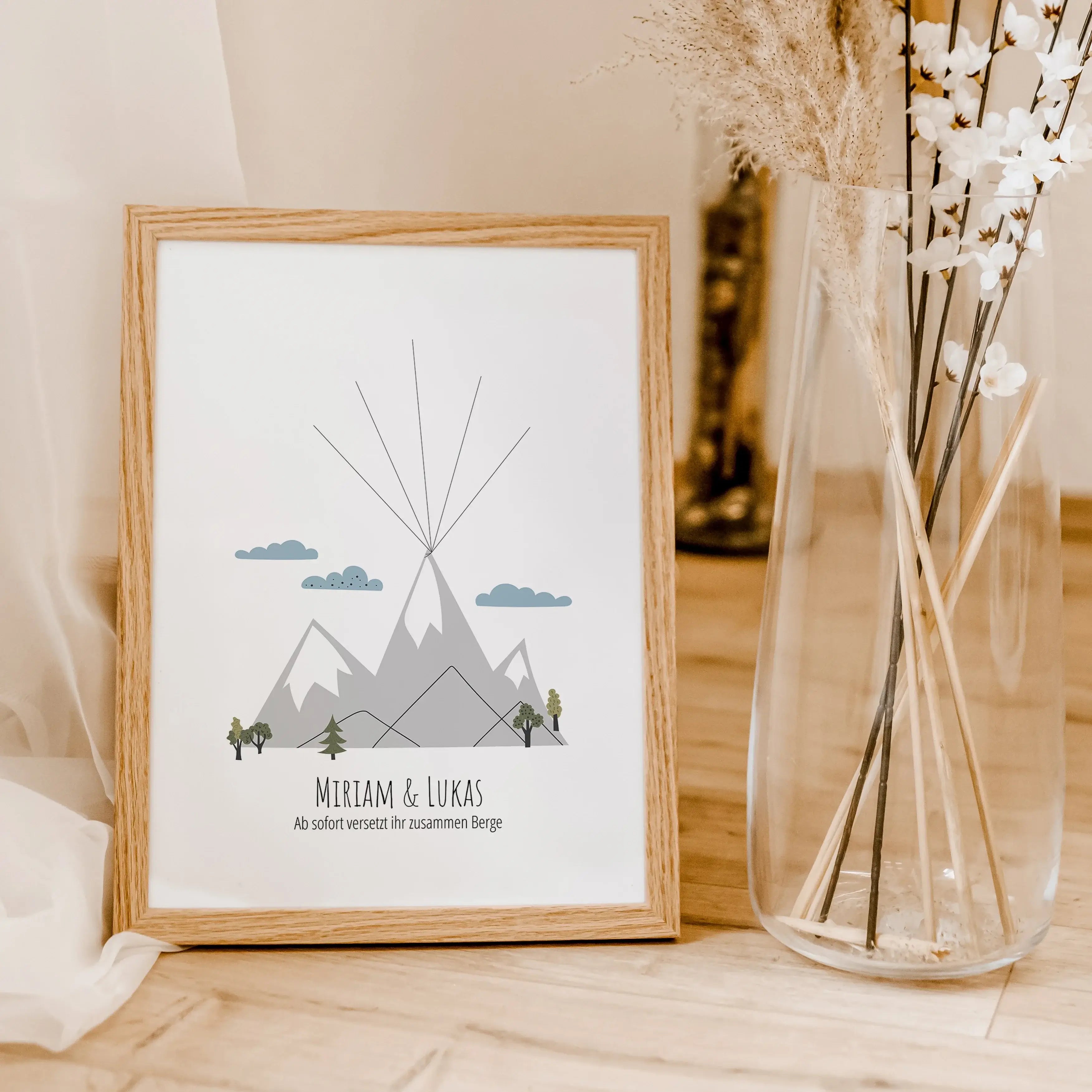 Fingerabdruck Bild 'Berge'-famprints-Personalisiertes Poster-Auf dem Fingerabdruck Bild 'Berge' befindet sich eine große Berglandschaft, wahlweise in den Farbvarianten Polish Grey, Pale Rose oder Fog Green. Am Fuß des Berges befinden sich einige kleine Bä