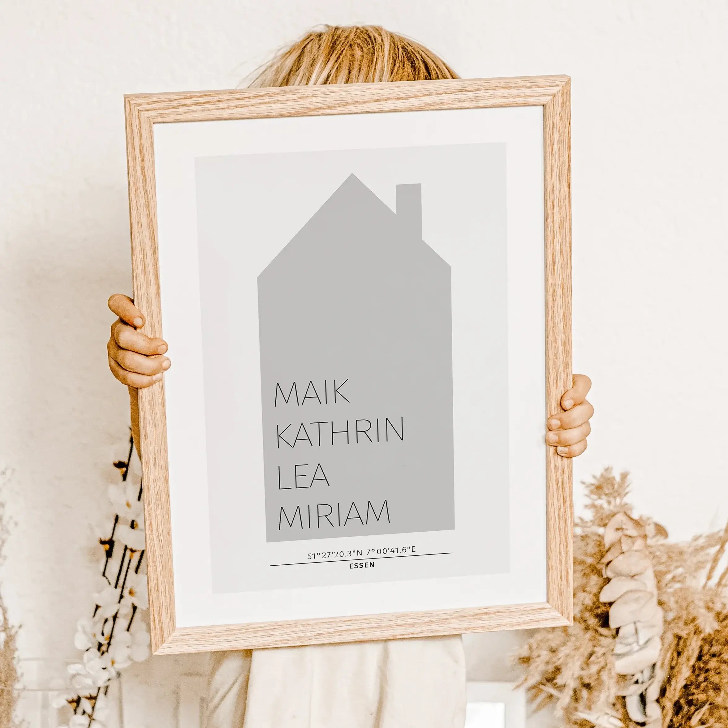 Familienposter Haus-famprints-Personalisiertes Poster-Auf dem Familienposter Haus findest du die Silhouette von einem Haus in unterschiedlichen Farben. Das Haus kann mit deinem Wunschtext personalisiert werden. In unserem Beispiel haben wir uns für die Na