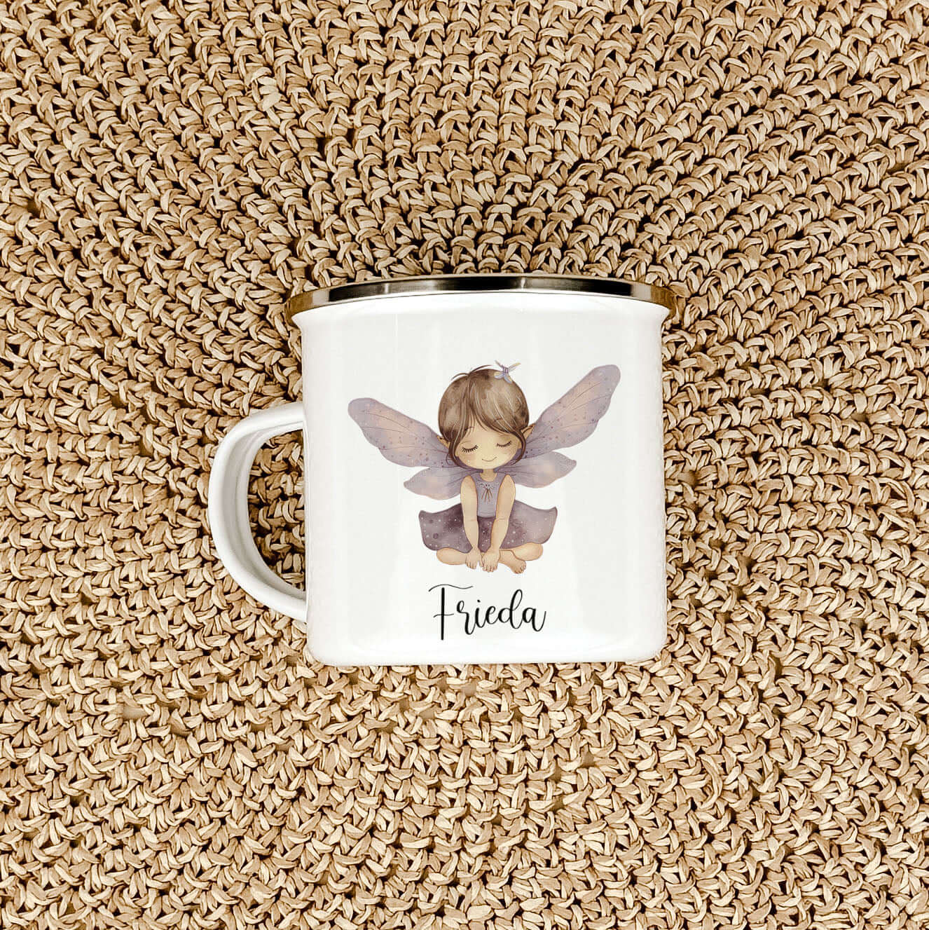 Emaille Tasse Fee-famprints-Emaille Tasse-Entdecke die bezaubernde Emaille Tasse Fee – ein perfektes Geschenk für kleine Feen Liebhaber! Diese personalisierte Tasse wird mit dem Namen des Kindes bedruckt und zeigt eine niedliche kleine Fee in wunderschöne