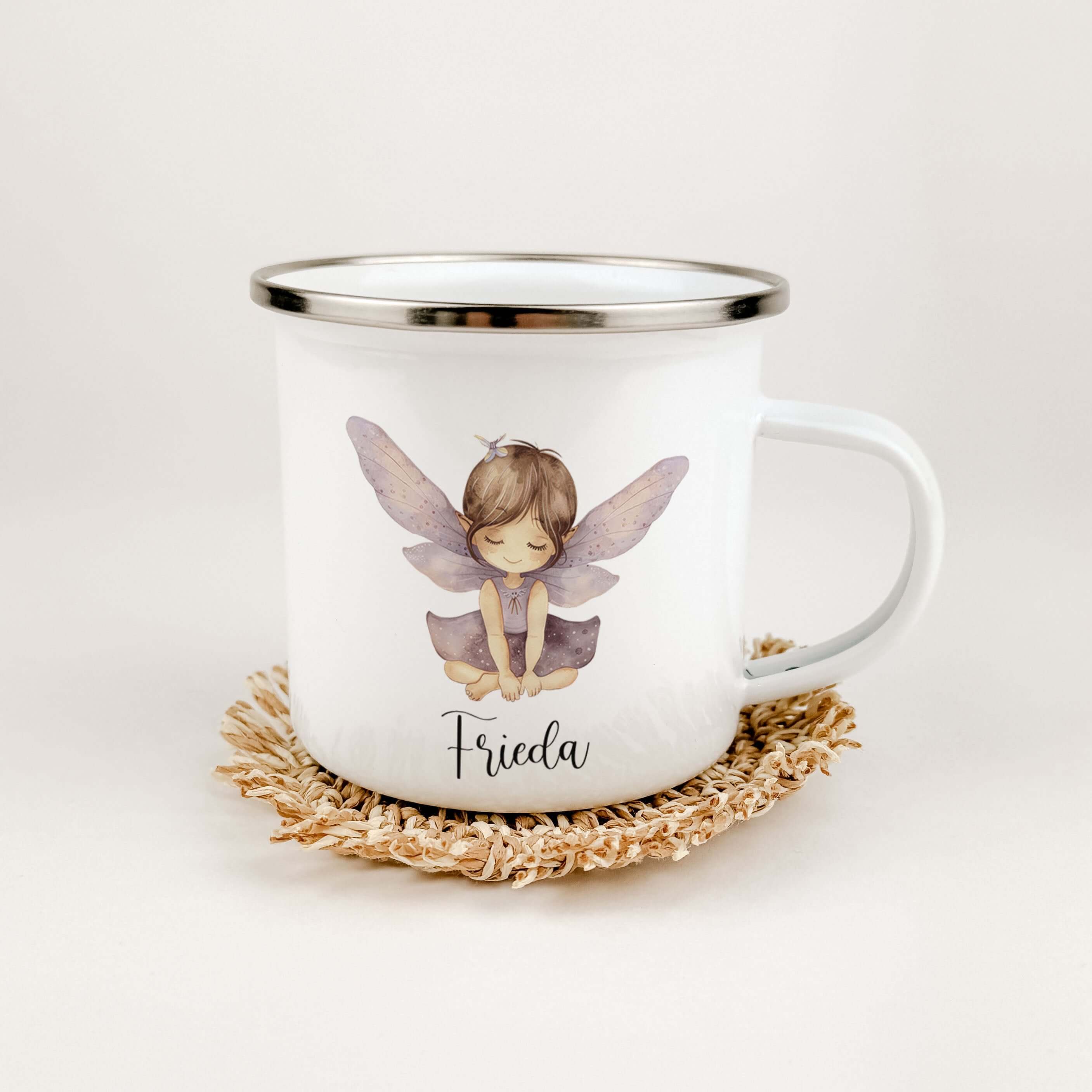 Emaille Tasse Fee-famprints-Emaille Tasse-Entdecke die bezaubernde Emaille Tasse Fee – ein perfektes Geschenk für kleine Feen Liebhaber! Diese personalisierte Tasse wird mit dem Namen des Kindes bedruckt und zeigt eine niedliche kleine Fee in wunderschöne