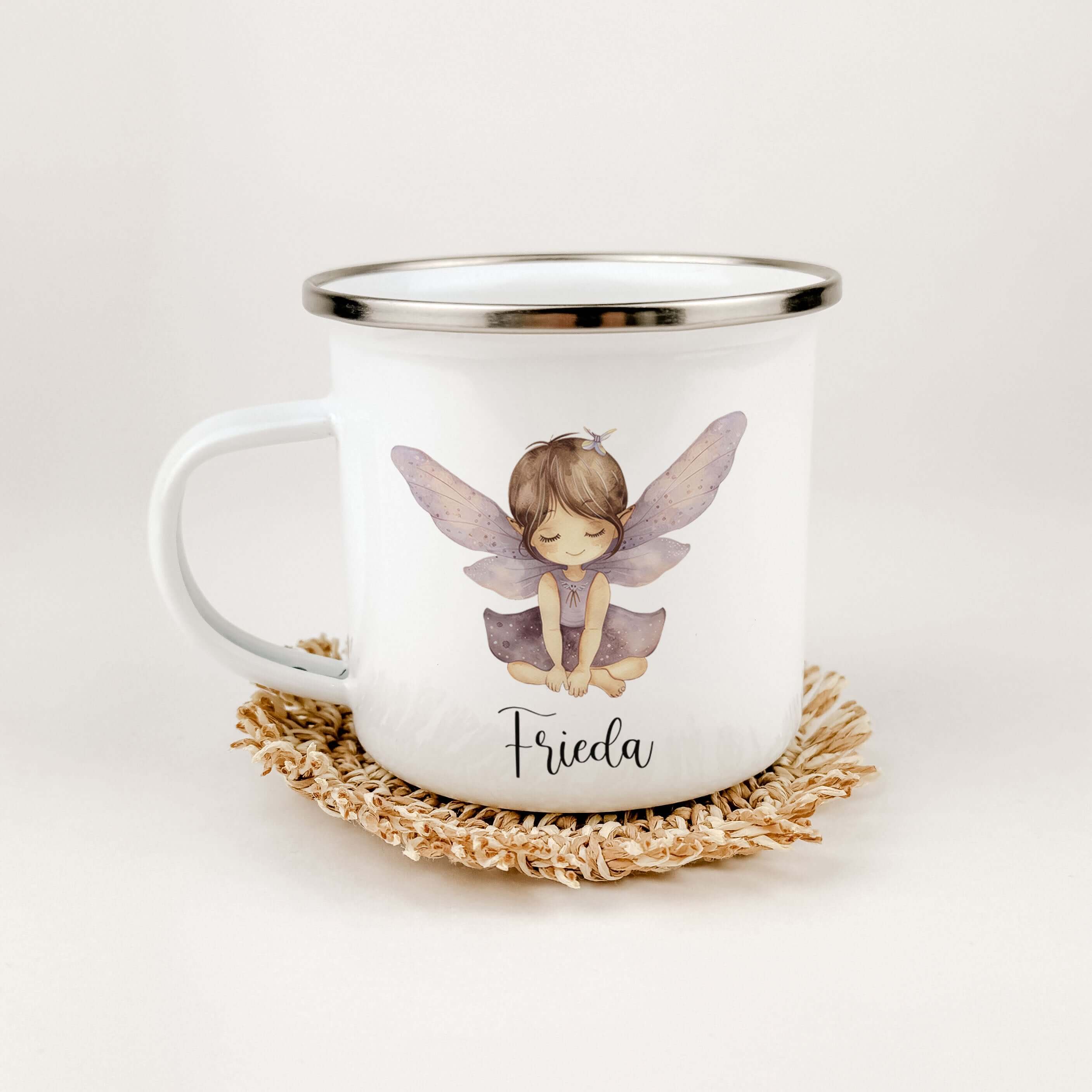 Emaille Tasse Fee-famprints-Emaille Tasse-Entdecke die bezaubernde Emaille Tasse Fee – ein perfektes Geschenk für kleine Feen Liebhaber! Diese personalisierte Tasse wird mit dem Namen des Kindes bedruckt und zeigt eine niedliche kleine Fee in wunderschöne