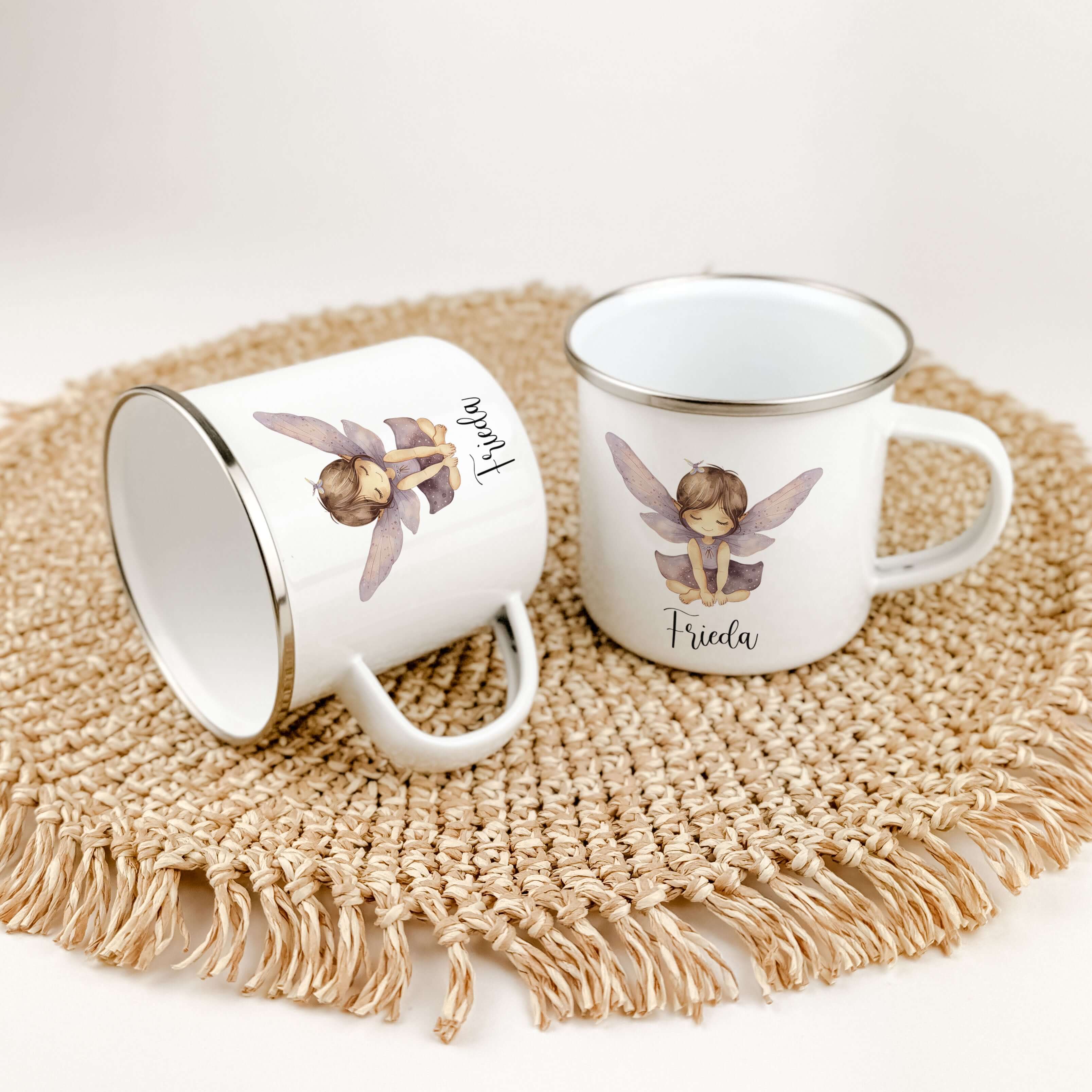 Emaille Tasse Fee-famprints-Emaille Tasse-Entdecke die bezaubernde Emaille Tasse Fee – ein perfektes Geschenk für kleine Feen Liebhaber! Diese personalisierte Tasse wird mit dem Namen des Kindes bedruckt und zeigt eine niedliche kleine Fee in wunderschöne