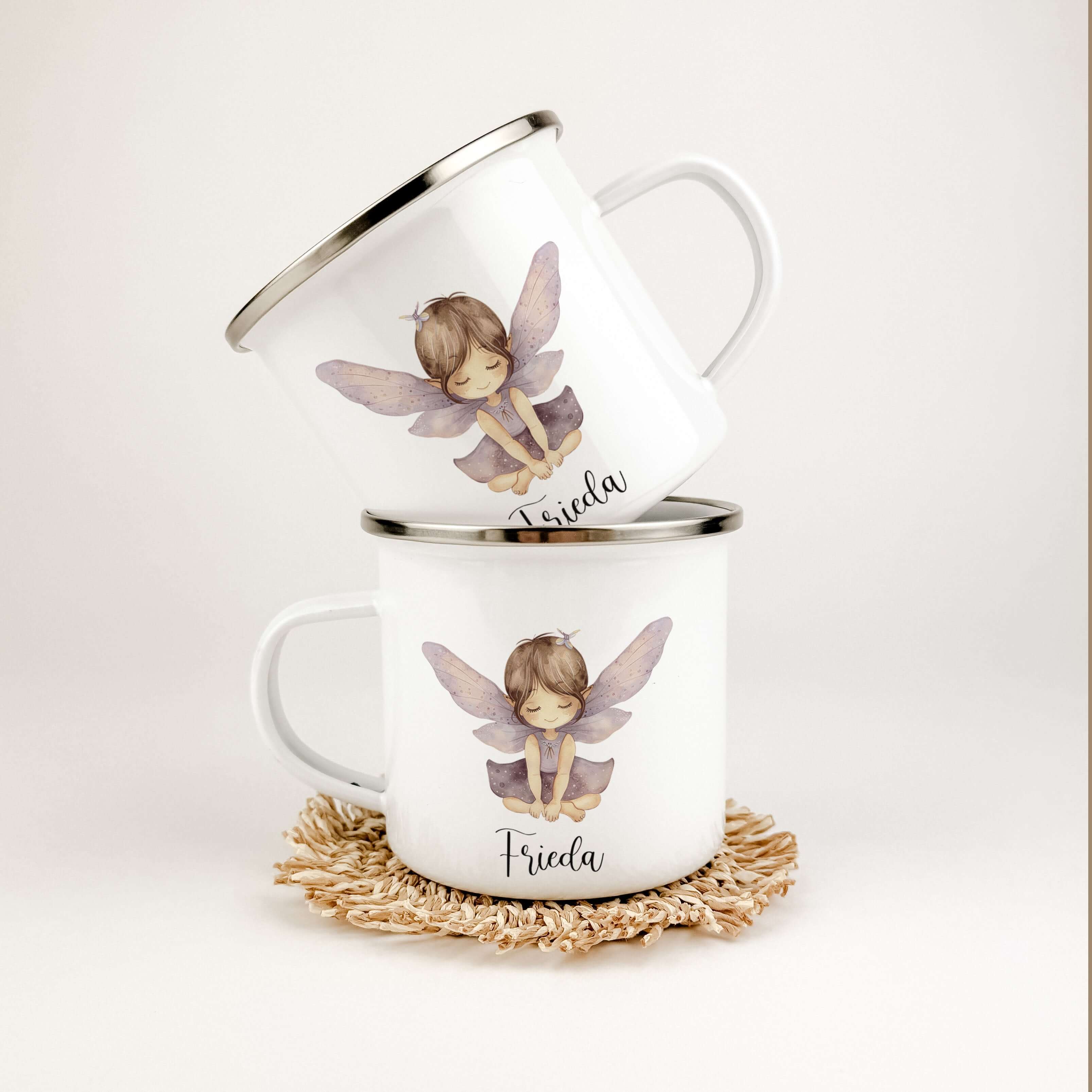 Emaille Tasse Fee-famprints-Emaille Tasse-Entdecke die bezaubernde Emaille Tasse Fee – ein perfektes Geschenk für kleine Feen Liebhaber! Diese personalisierte Tasse wird mit dem Namen des Kindes bedruckt und zeigt eine niedliche kleine Fee in wunderschöne