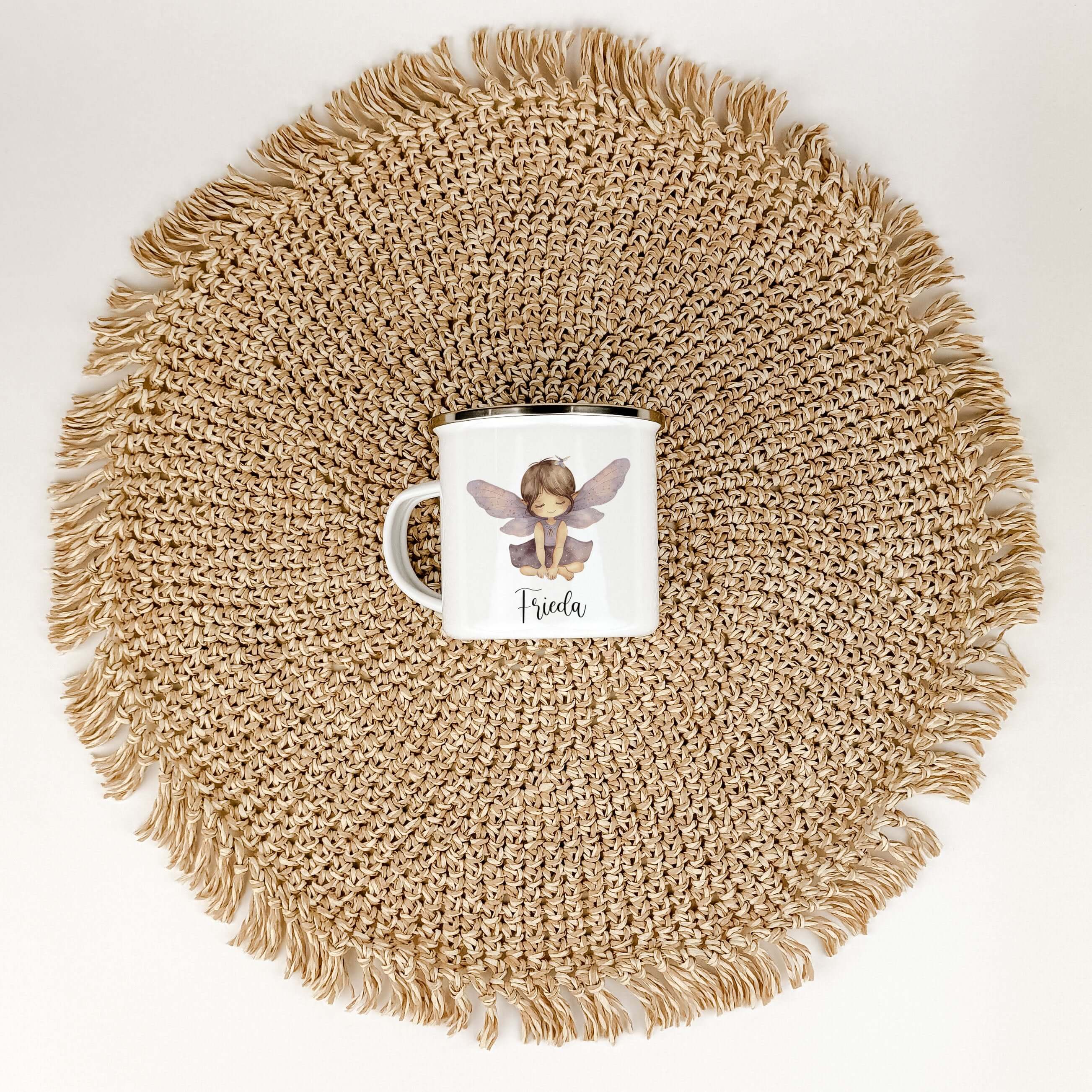 Emaille Tasse Fee-famprints-Emaille Tasse-Entdecke die bezaubernde Emaille Tasse Fee – ein perfektes Geschenk für kleine Feen Liebhaber! Diese personalisierte Tasse wird mit dem Namen des Kindes bedruckt und zeigt eine niedliche kleine Fee in wunderschöne