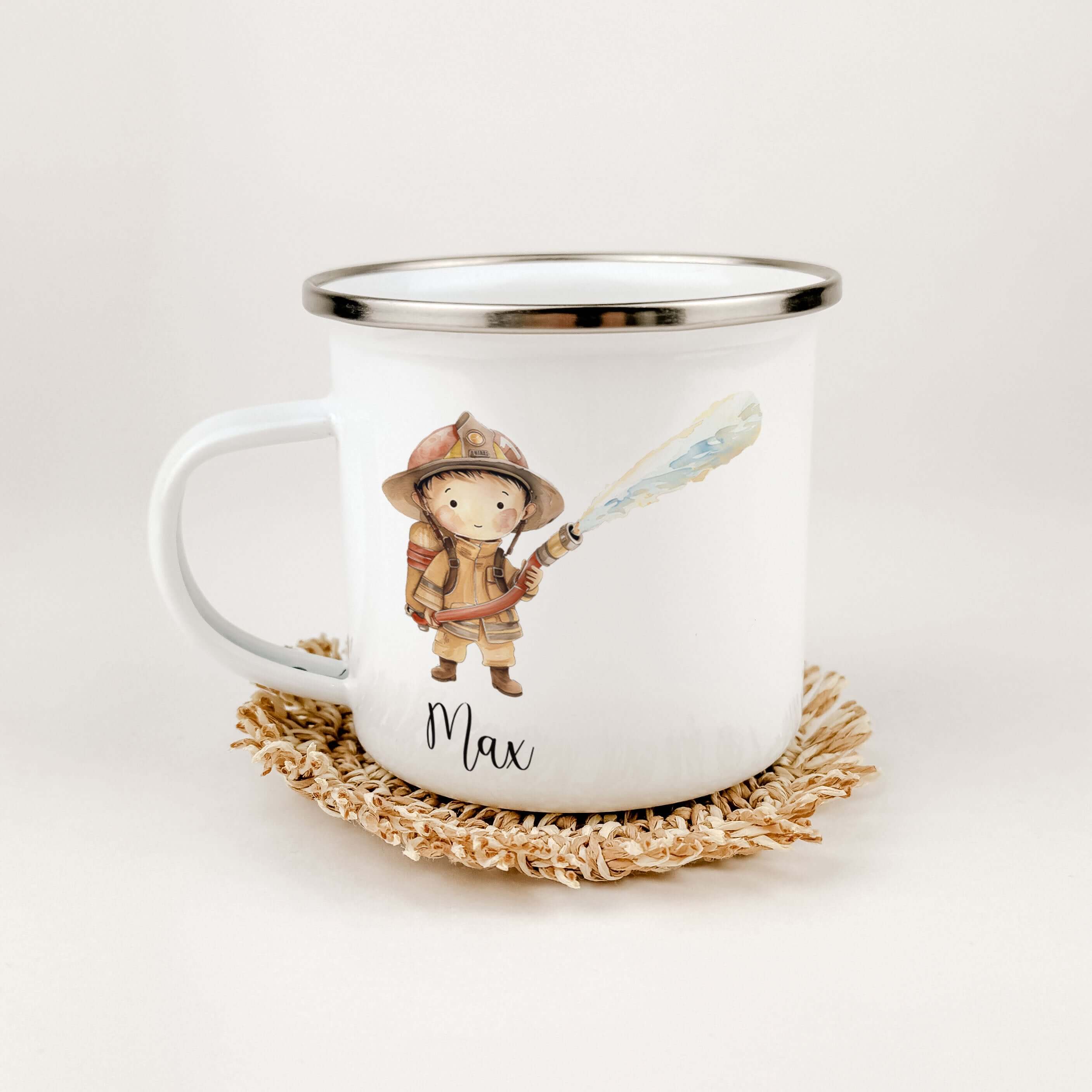 Emaille Tasse Feuerwehrmann-famprints-Emaille Tasse-Die personalisierte Emaille Tasse Feuerwehrmann ist das perfekte Geschenk für Kinder. Mit einem mutigen Feuerwehrmann in Aquarell Optik bedruckt, bietet sie 5 verschiedene Varianten zur Auswahl. Der bril