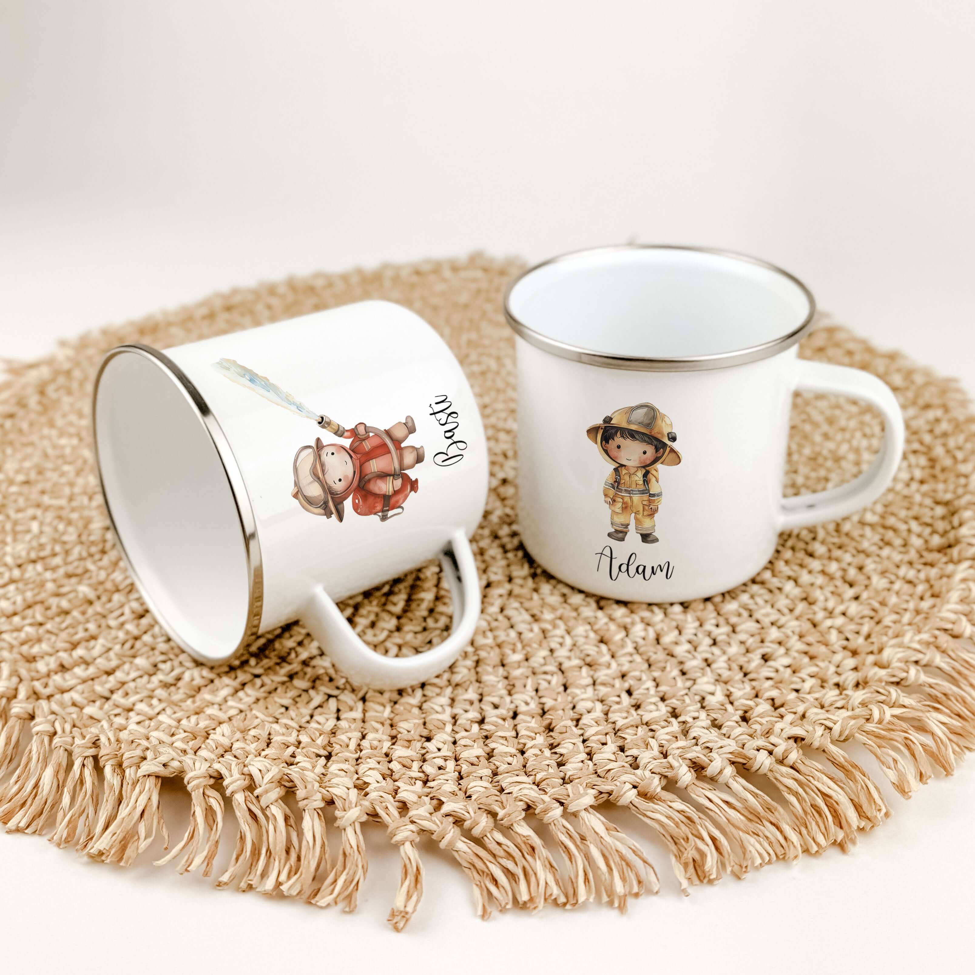 Emaille Tasse Feuerwehrmann-famprints-Emaille Tasse-Die personalisierte Emaille Tasse Feuerwehrmann ist das perfekte Geschenk für Kinder. Mit einem mutigen Feuerwehrmann in Aquarell Optik bedruckt, bietet sie 5 verschiedene Varianten zur Auswahl. Der bril