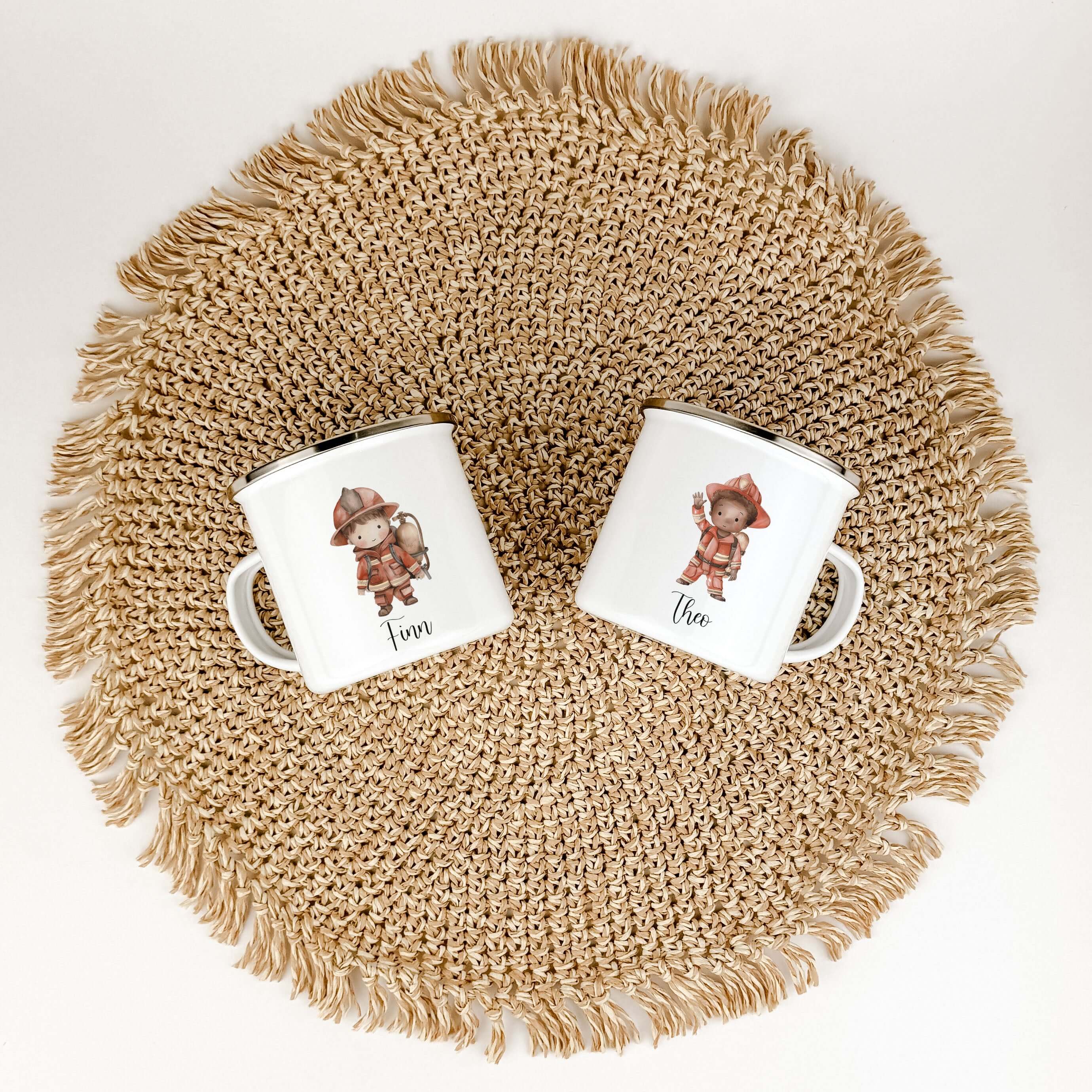 Emaille Tasse Feuerwehrmann-famprints-Emaille Tasse-Die personalisierte Emaille Tasse Feuerwehrmann ist das perfekte Geschenk für Kinder. Mit einem mutigen Feuerwehrmann in Aquarell Optik bedruckt, bietet sie 5 verschiedene Varianten zur Auswahl. Der bril