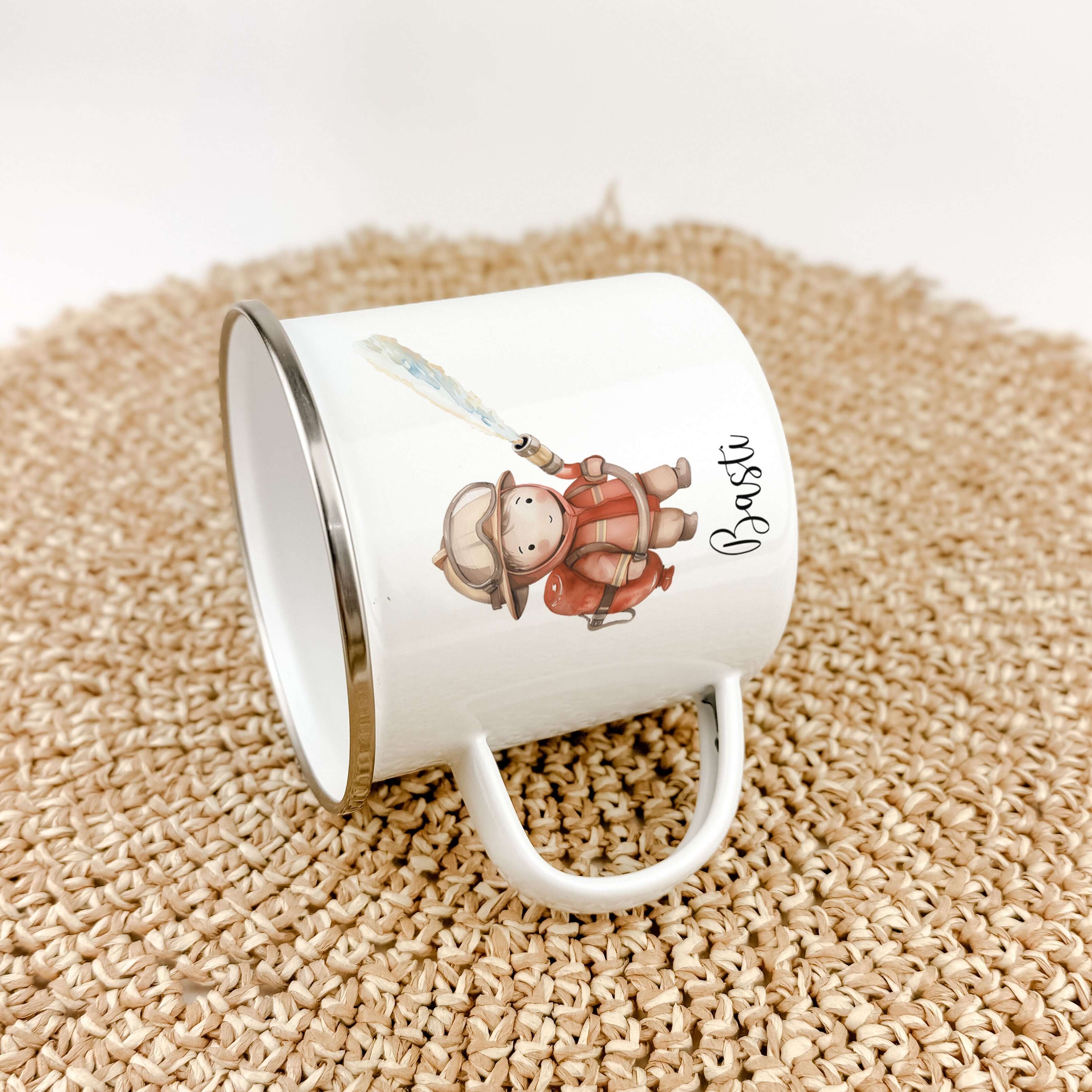 Emaille Tasse Feuerwehrmann-famprints-Emaille Tasse-Die personalisierte Emaille Tasse Feuerwehrmann ist das perfekte Geschenk für Kinder. Mit einem mutigen Feuerwehrmann in Aquarell Optik bedruckt, bietet sie 5 verschiedene Varianten zur Auswahl. Der bril