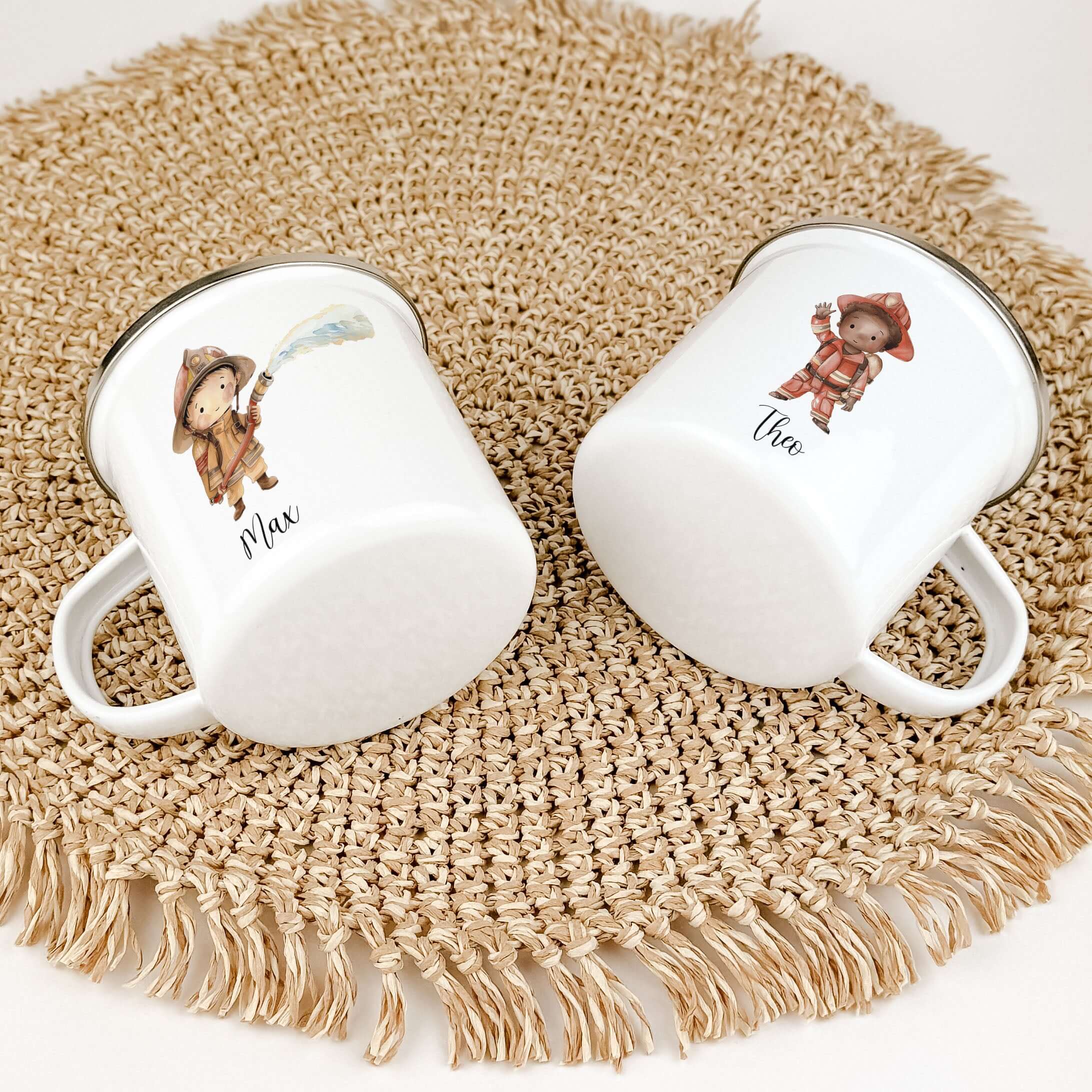 Emaille Tasse Feuerwehrmann-famprints-Emaille Tasse-Die personalisierte Emaille Tasse Feuerwehrmann ist das perfekte Geschenk für Kinder. Mit einem mutigen Feuerwehrmann in Aquarell Optik bedruckt, bietet sie 5 verschiedene Varianten zur Auswahl. Der bril