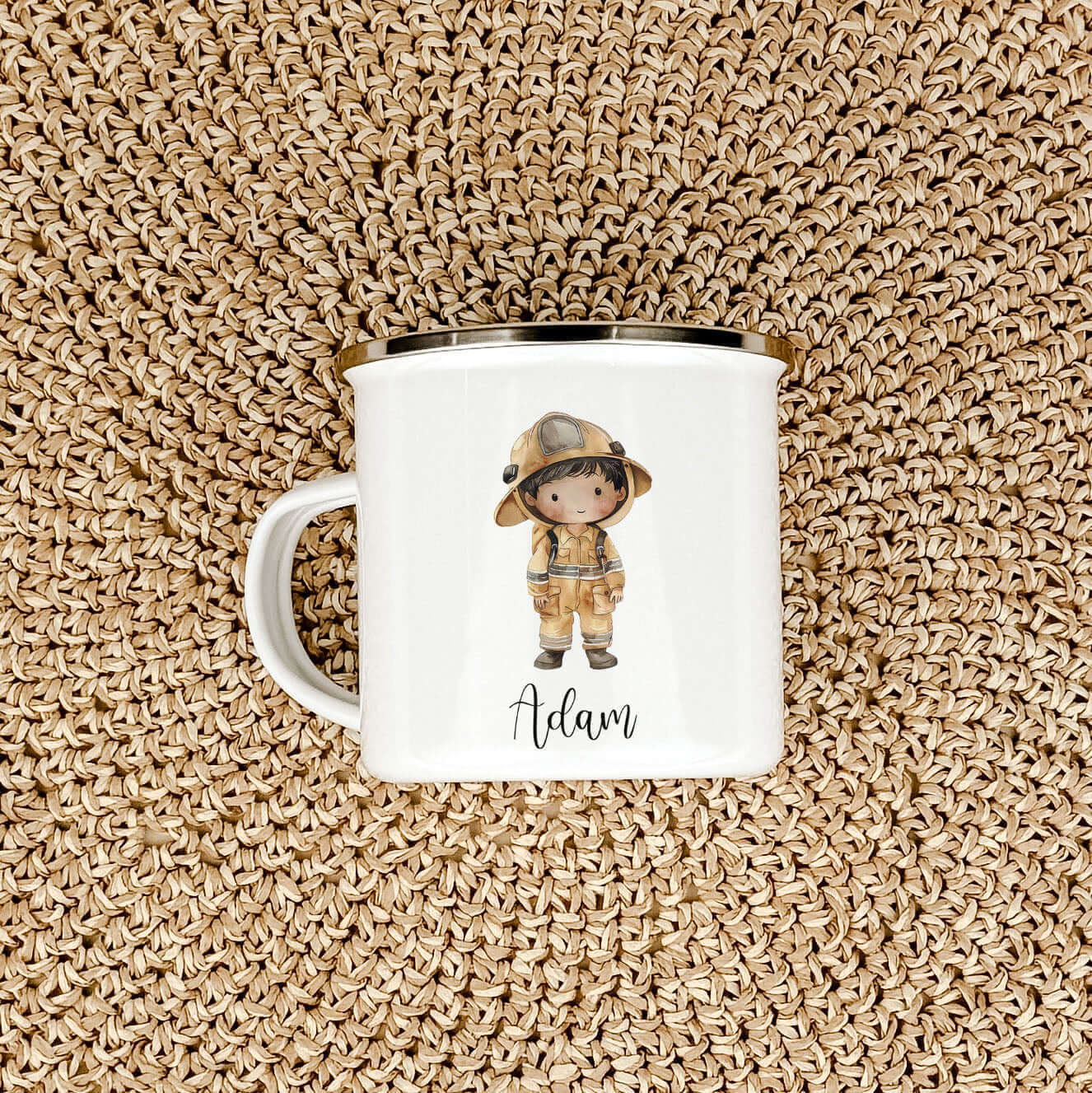 Emaille Tasse Feuerwehrmann-famprints-Emaille Tasse-Die personalisierte Emaille Tasse Feuerwehrmann ist das perfekte Geschenk für Kinder. Mit einem mutigen Feuerwehrmann in Aquarell Optik bedruckt, bietet sie 5 verschiedene Varianten zur Auswahl. Der bril