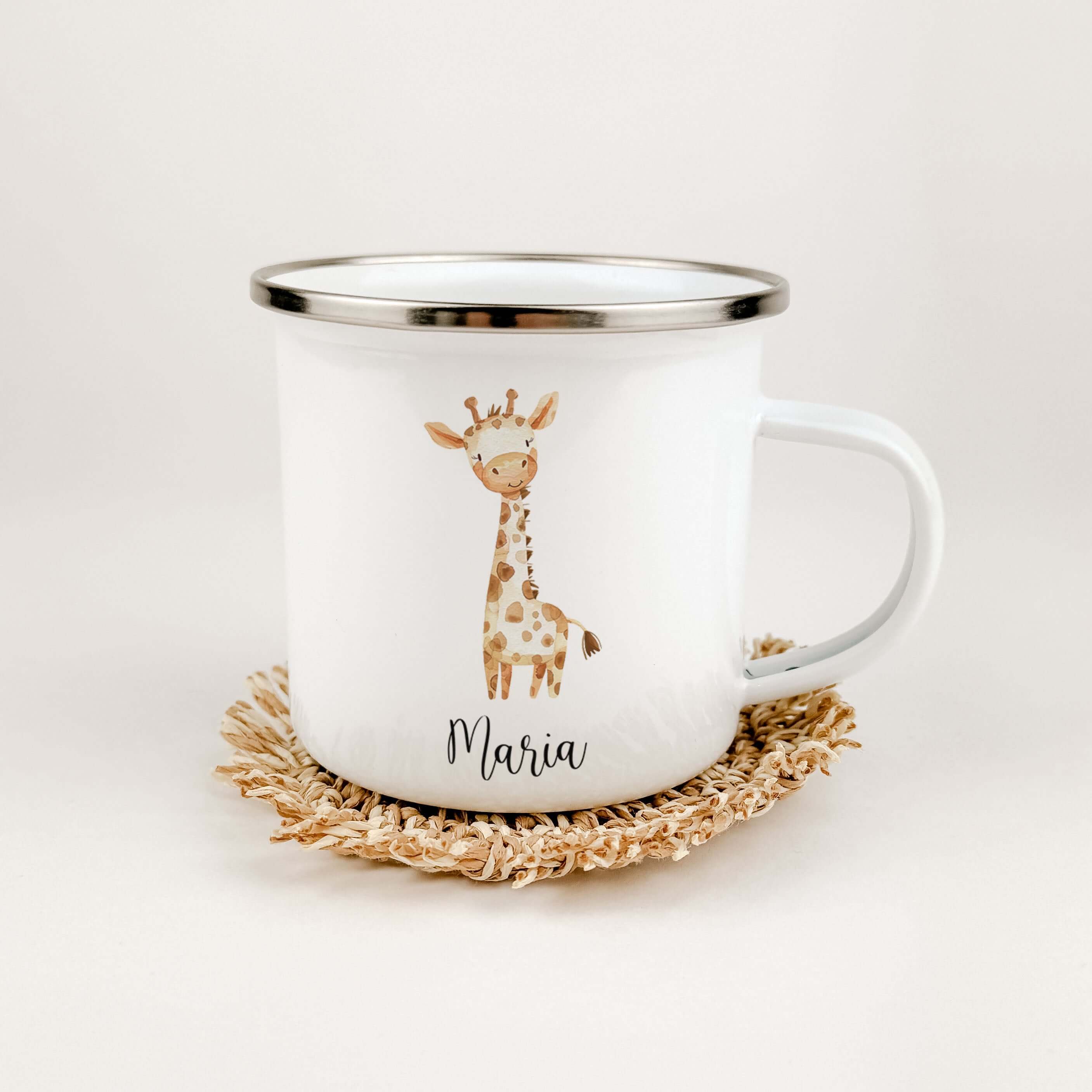Emaille Tasse Giraffe No2-famprints-Emaille Tasse-Entdecke die zauberhafte Emaille Tasse Giraffe No2 – der perfekte Begleiter für kleine Entdecker und große Abenteuer! Diese personalisierte Tasse bringt nicht nur Freude ins Kinderzimmer, sondern auch ein