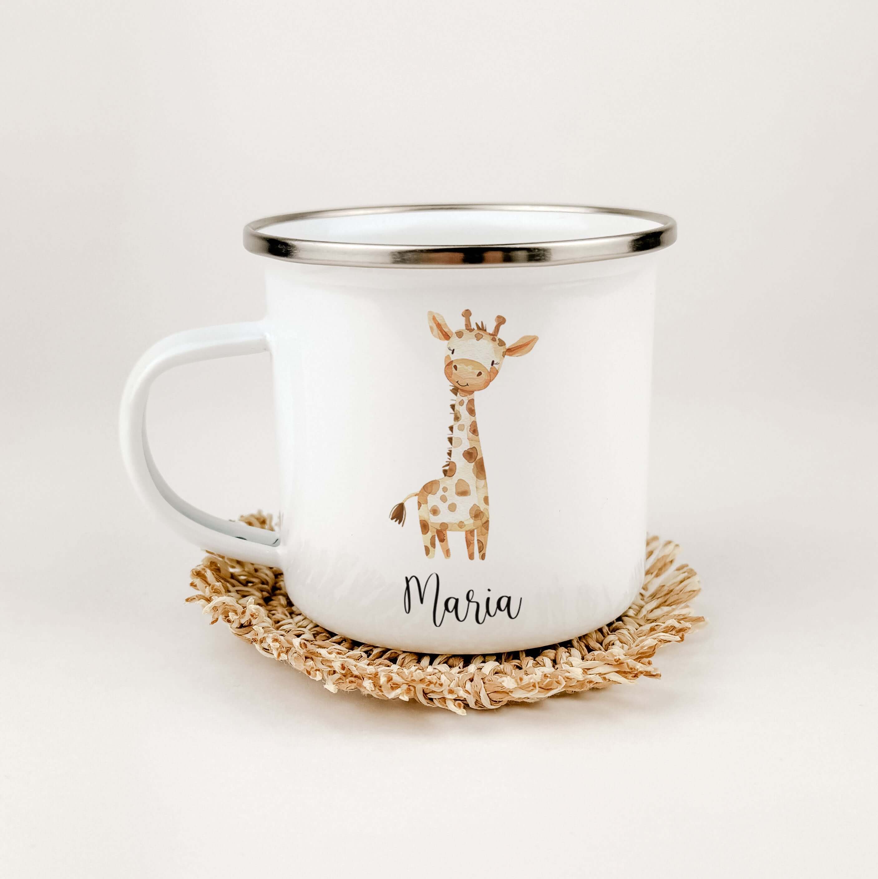 Emaille Tasse Giraffe No2-famprints-Emaille Tasse-Entdecke die zauberhafte Emaille Tasse Giraffe No2 – der perfekte Begleiter für kleine Entdecker und große Abenteuer! Diese personalisierte Tasse bringt nicht nur Freude ins Kinderzimmer, sondern auch ein