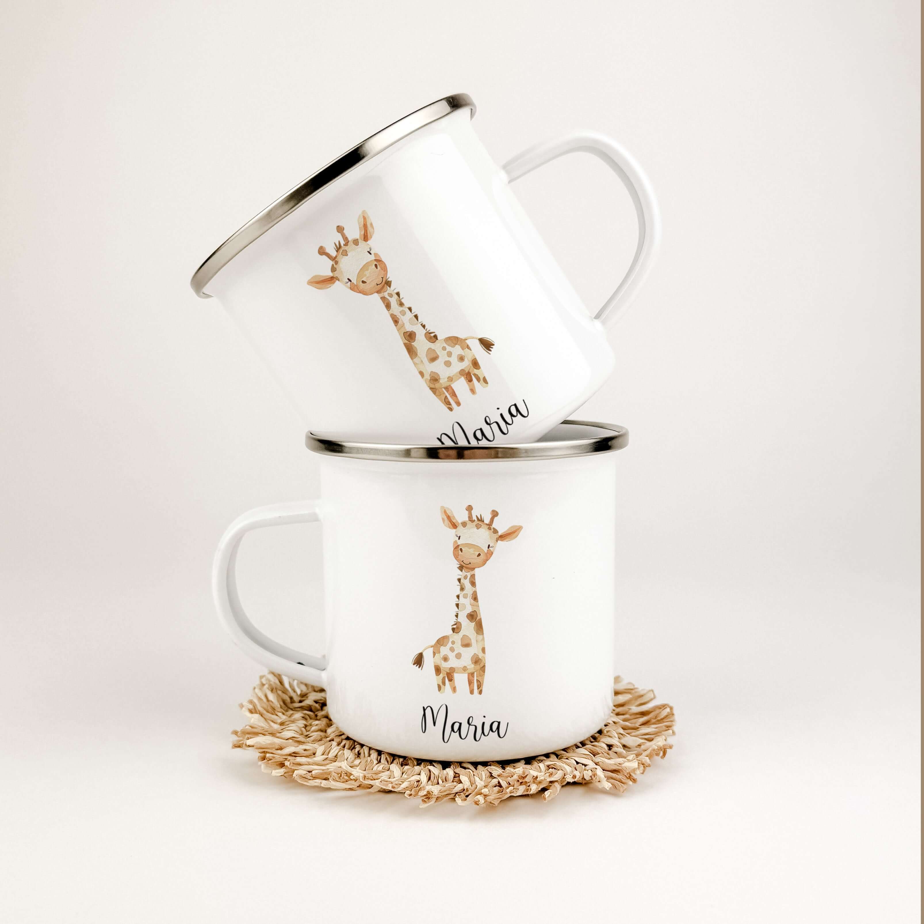 Emaille Tasse Giraffe No2-famprints-Emaille Tasse-Entdecke die zauberhafte Emaille Tasse Giraffe No2 – der perfekte Begleiter für kleine Entdecker und große Abenteuer! Diese personalisierte Tasse bringt nicht nur Freude ins Kinderzimmer, sondern auch ein