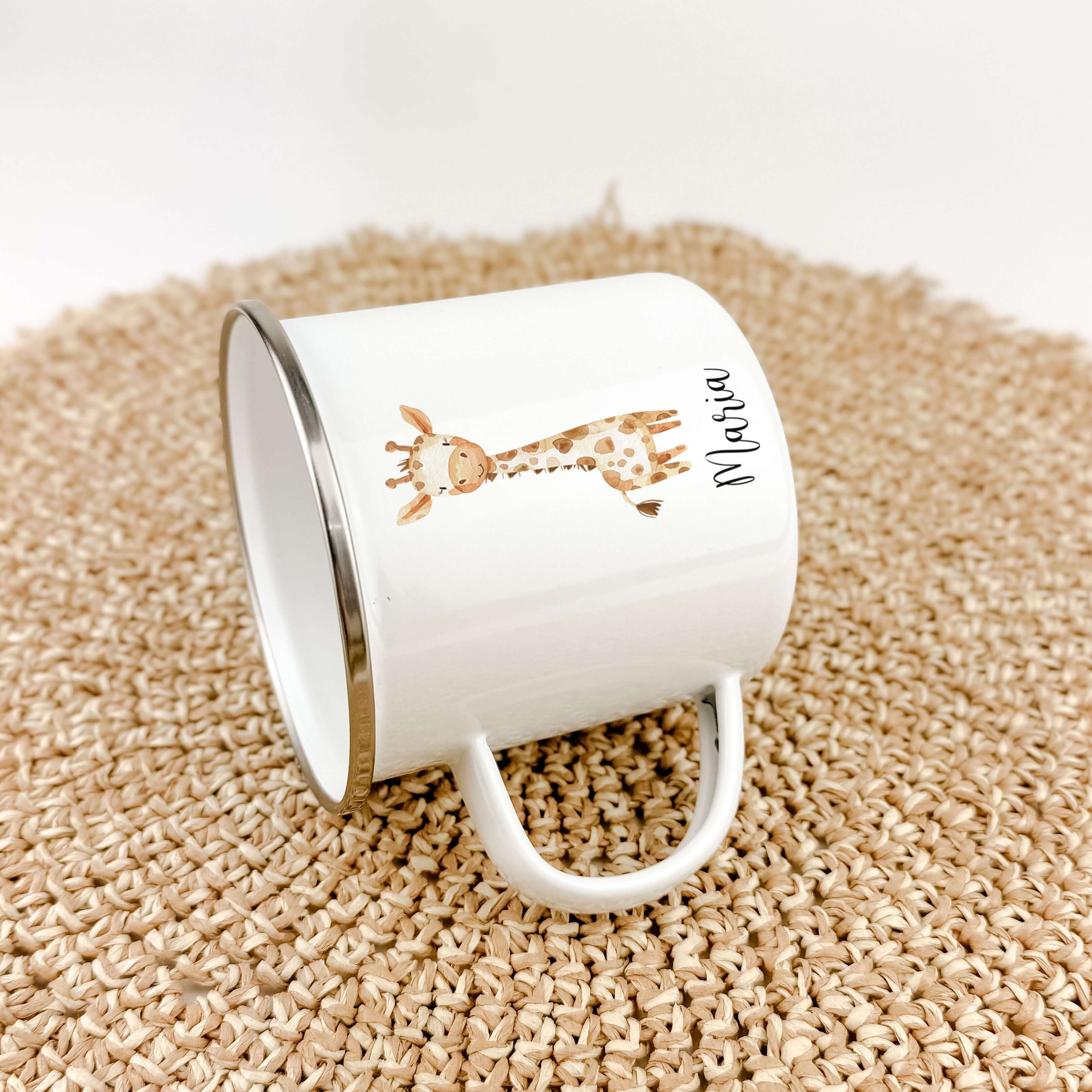 Emaille Tasse Giraffe No2-famprints-Emaille Tasse-Entdecke die zauberhafte Emaille Tasse Giraffe No2 – der perfekte Begleiter für kleine Entdecker und große Abenteuer! Diese personalisierte Tasse bringt nicht nur Freude ins Kinderzimmer, sondern auch ein
