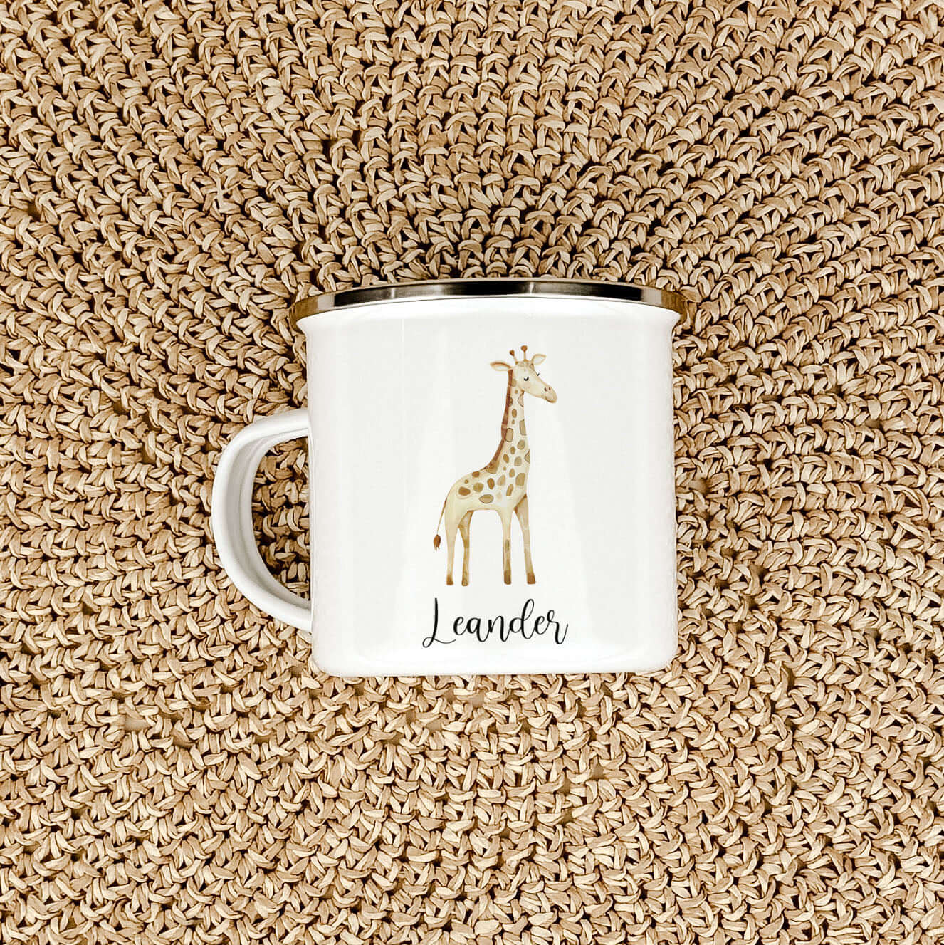 Emaille Tasse Giraffe No1-famprints-Emaille Tasse-Entdecke die bezaubernde Emaille Tasse Giraffe – der perfekte Begleiter für kleine Abenteurer! Mit einem Füllinhalt von 300 ml ist sie ideal für heiße Schokoladen, Saft oder Wasser. Personalisierbar mit de