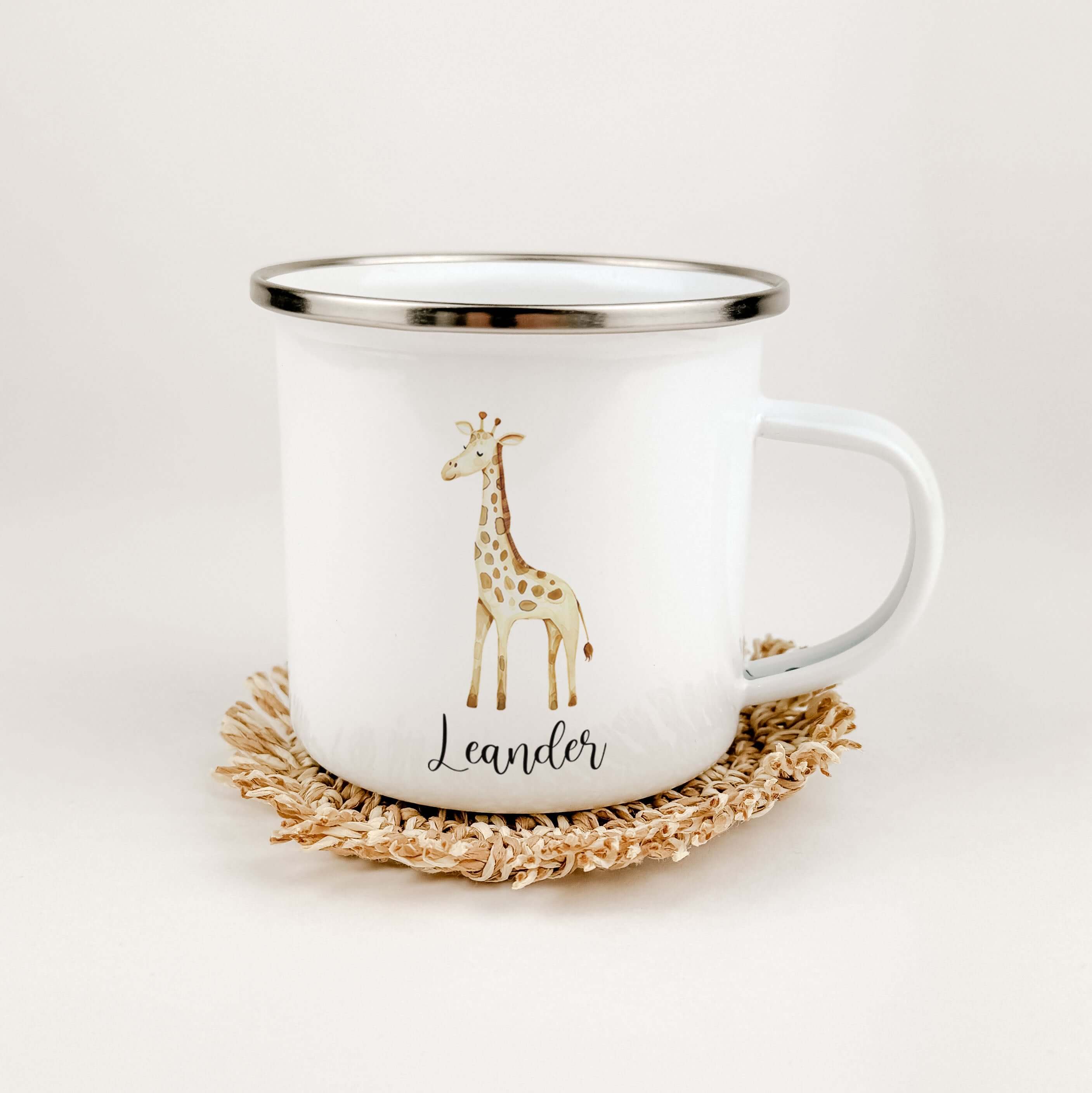 Emaille Tasse Giraffe No1-famprints-Emaille Tasse-Entdecke die bezaubernde Emaille Tasse Giraffe – der perfekte Begleiter für kleine Abenteurer! Mit einem Füllinhalt von 300 ml ist sie ideal für heiße Schokoladen, Saft oder Wasser. Personalisierbar mit de