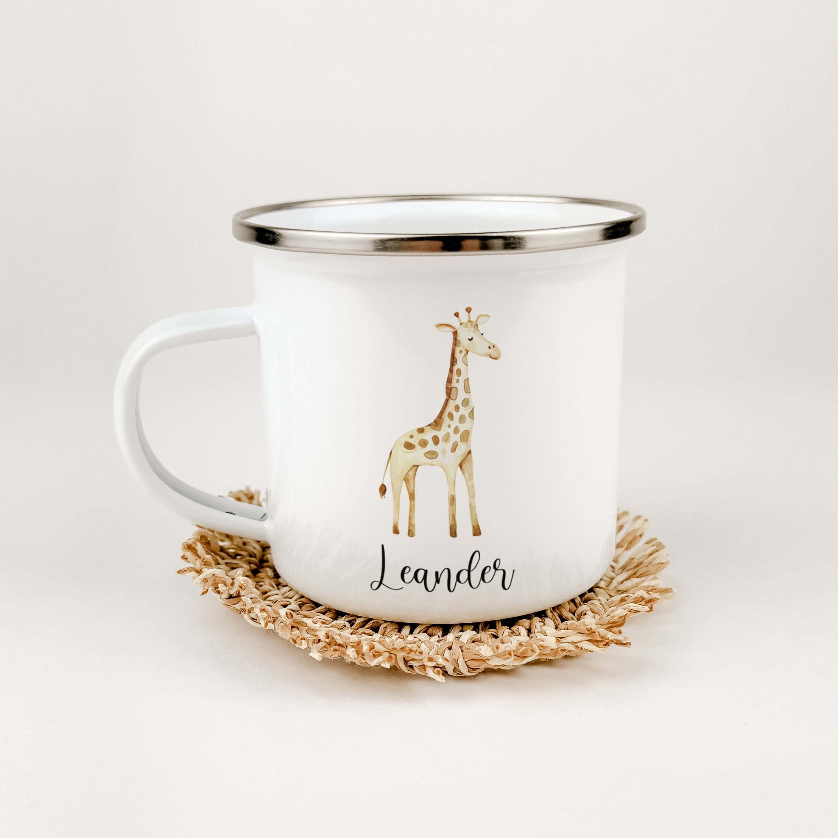 Emaille Tasse Giraffe No1-famprints-Emaille Tasse-Entdecke die bezaubernde Emaille Tasse Giraffe – der perfekte Begleiter für kleine Abenteurer! Mit einem Füllinhalt von 300 ml ist sie ideal für heiße Schokoladen, Saft oder Wasser. Personalisierbar mit de