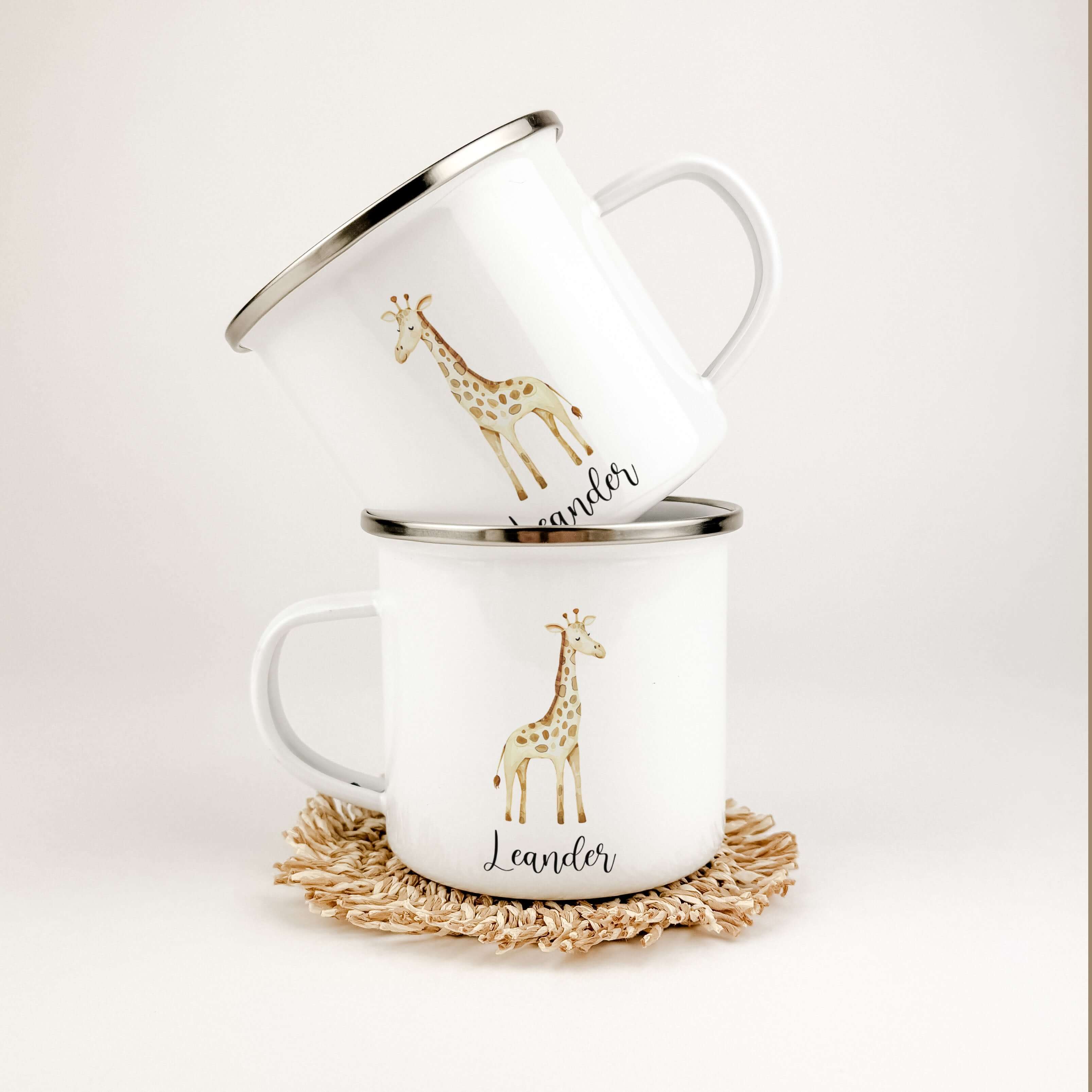 Emaille Tasse Giraffe No1-famprints-Emaille Tasse-Entdecke die bezaubernde Emaille Tasse Giraffe – der perfekte Begleiter für kleine Abenteurer! Mit einem Füllinhalt von 300 ml ist sie ideal für heiße Schokoladen, Saft oder Wasser. Personalisierbar mit de