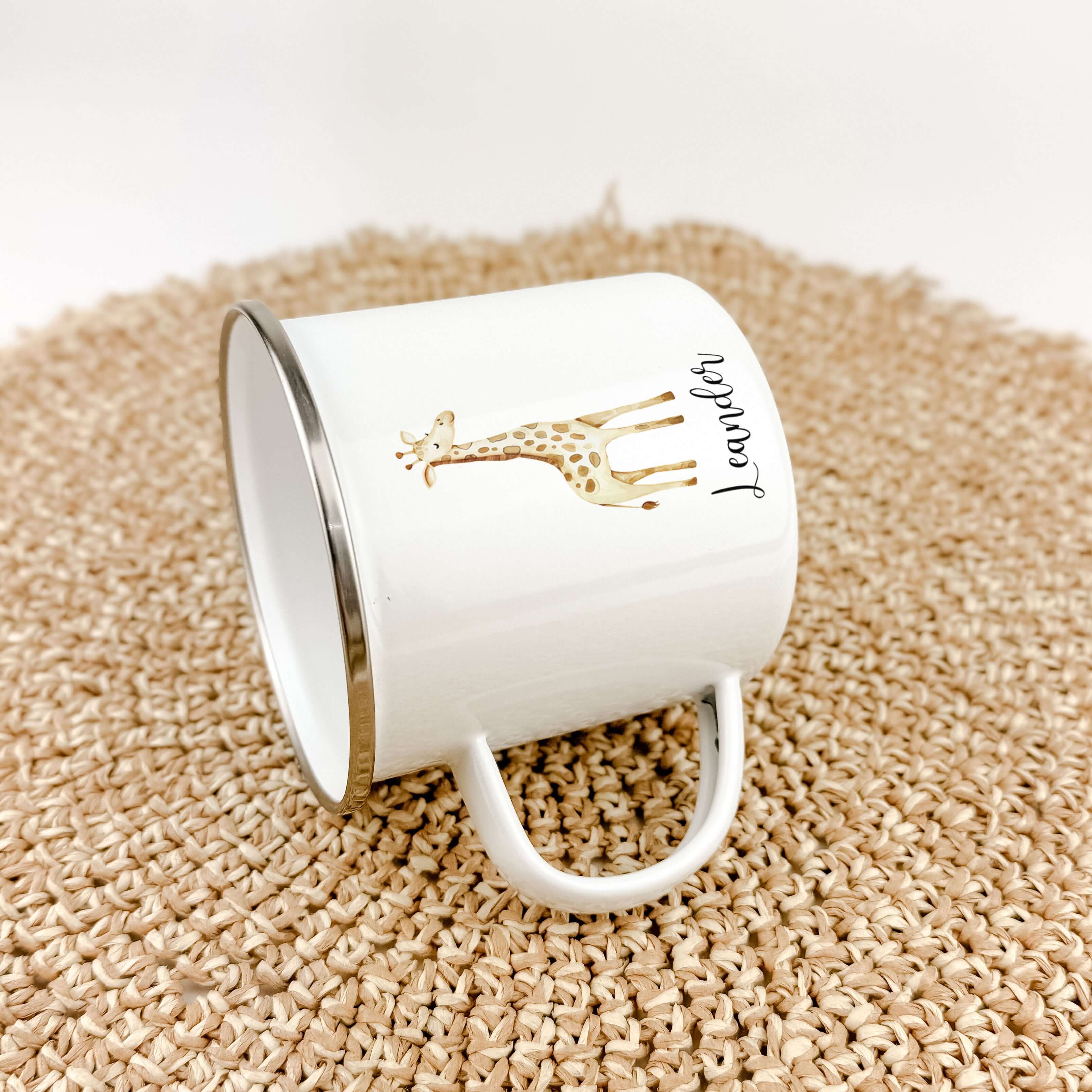 Emaille Tasse Giraffe No1-famprints-Emaille Tasse-Entdecke die bezaubernde Emaille Tasse Giraffe – der perfekte Begleiter für kleine Abenteurer! Mit einem Füllinhalt von 300 ml ist sie ideal für heiße Schokoladen, Saft oder Wasser. Personalisierbar mit de