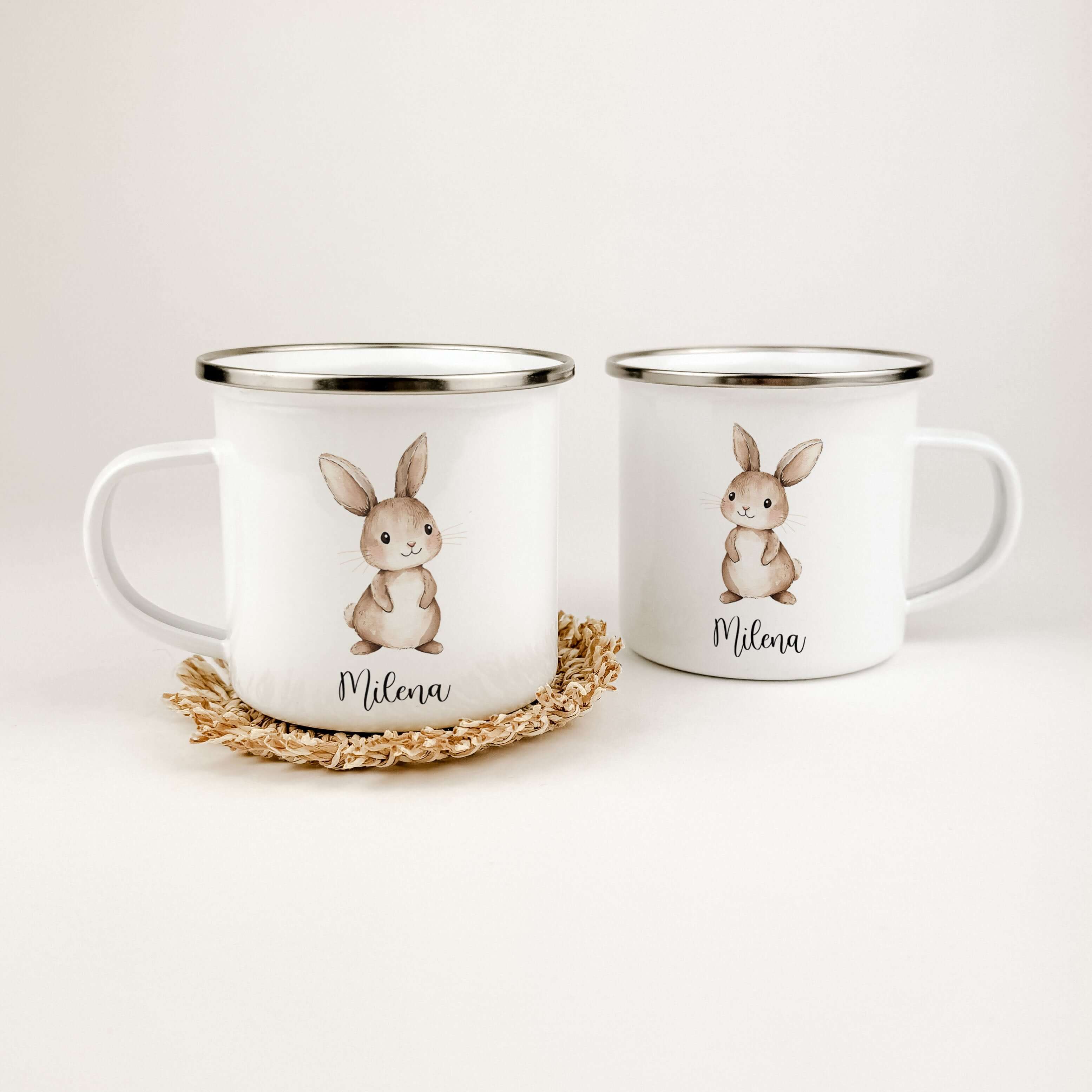 Emaille Tasse Hase-famprints-Emaille Tasse-Entdecke die zauberhafte Emaille Tasse Hase, die nicht nur durch ihr niedliches Design begeistert, sondern auch durch ihre persönliche Note. Diese Tasse bringt Kinderaugen zum Strahlen und macht jedes Getränk zu