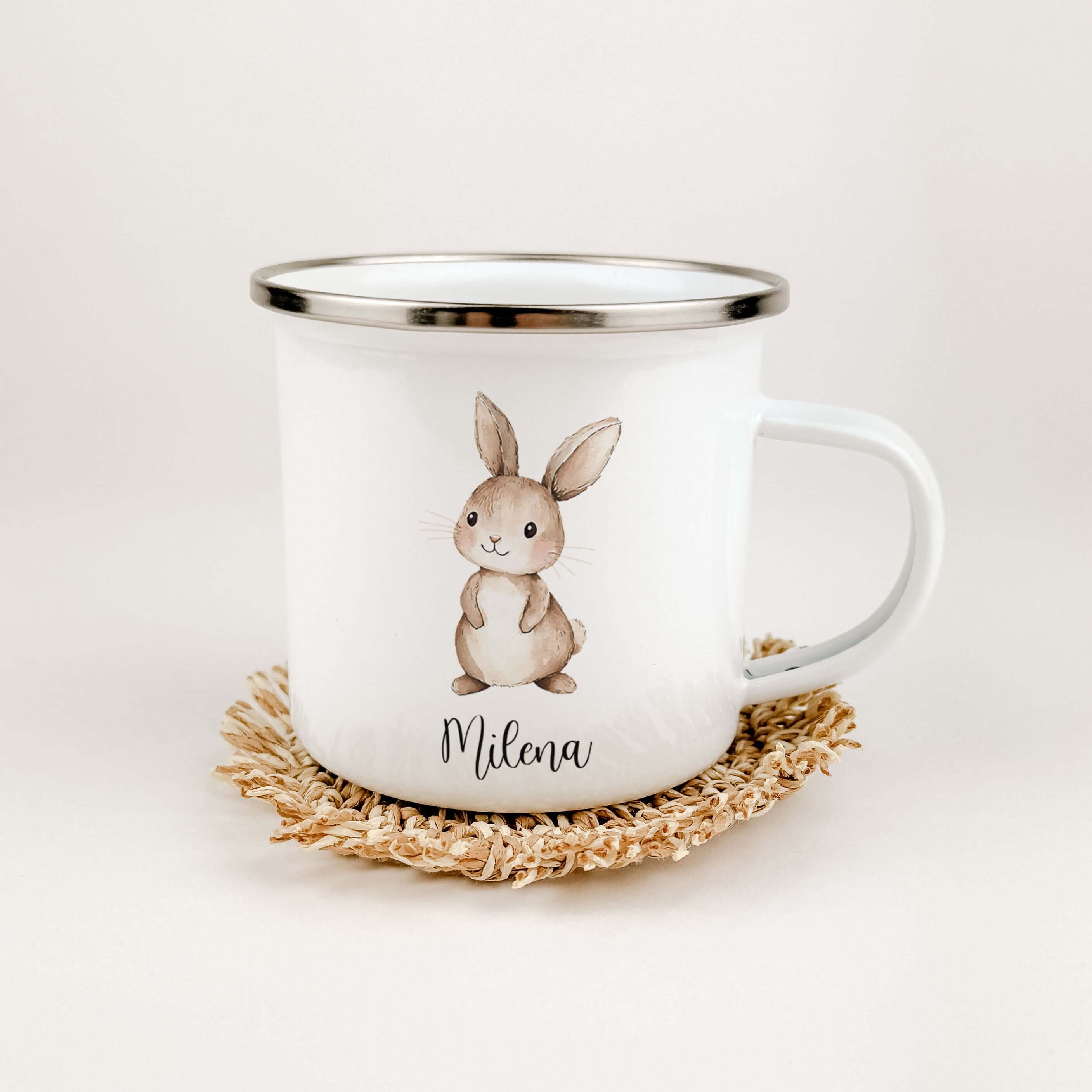Emaille Tasse Hase-famprints-Emaille Tasse-Entdecke die zauberhafte Emaille Tasse Hase, die nicht nur durch ihr niedliches Design begeistert, sondern auch durch ihre persönliche Note. Diese Tasse bringt Kinderaugen zum Strahlen und macht jedes Getränk zu