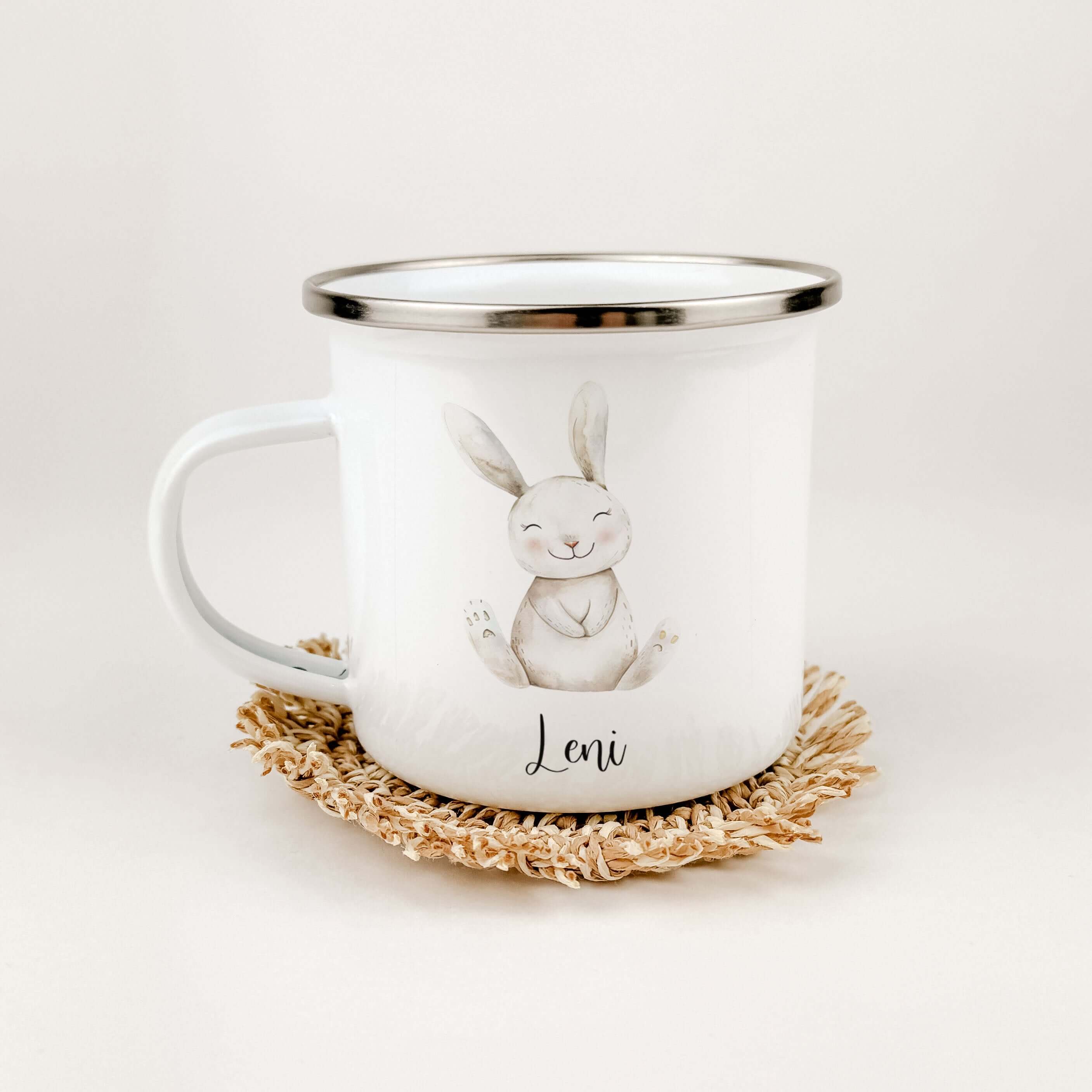 Emaille Tasse Hase-famprints-Emaille Tasse-Entdecke die zauberhafte Emaille Tasse Hase, die nicht nur durch ihr niedliches Design begeistert, sondern auch durch ihre persönliche Note. Diese Tasse bringt Kinderaugen zum Strahlen und macht jedes Getränk zu