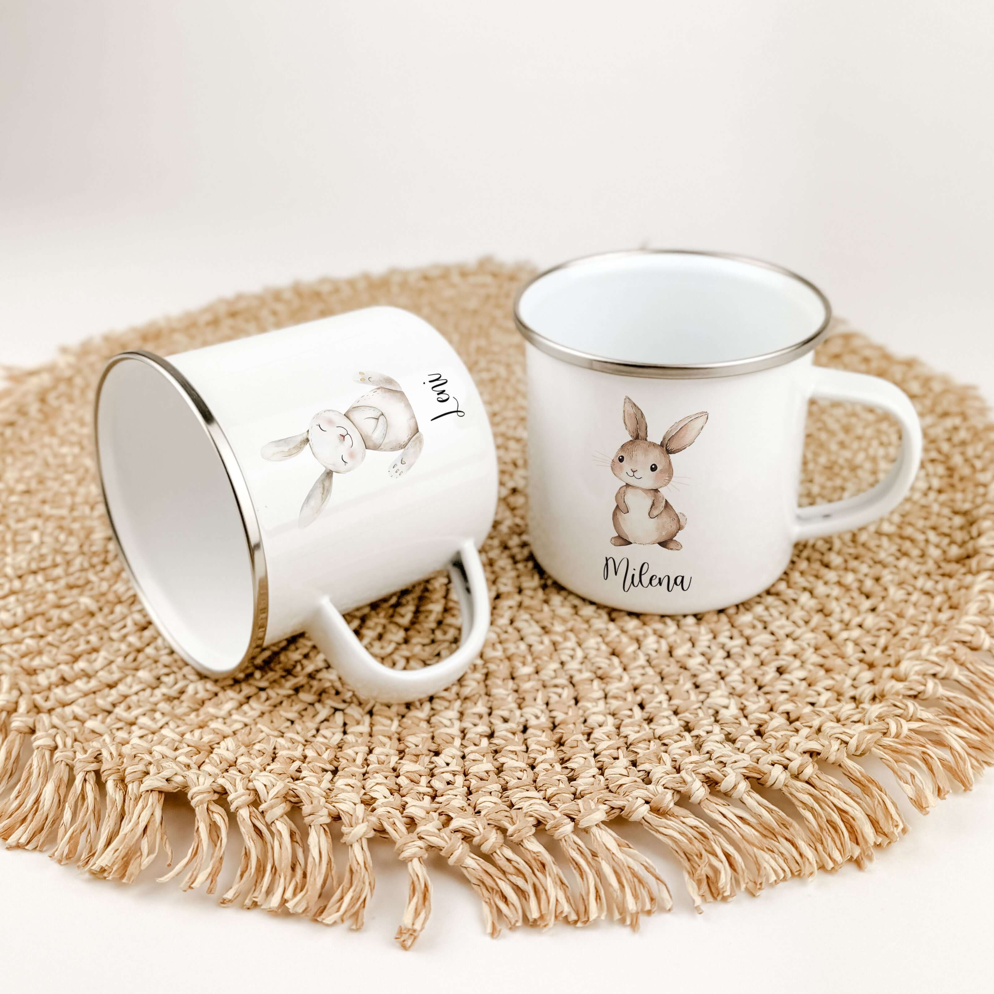 Emaille Tasse Hase-famprints-Emaille Tasse-Entdecke die zauberhafte Emaille Tasse Hase, die nicht nur durch ihr niedliches Design begeistert, sondern auch durch ihre persönliche Note. Diese Tasse bringt Kinderaugen zum Strahlen und macht jedes Getränk zu
