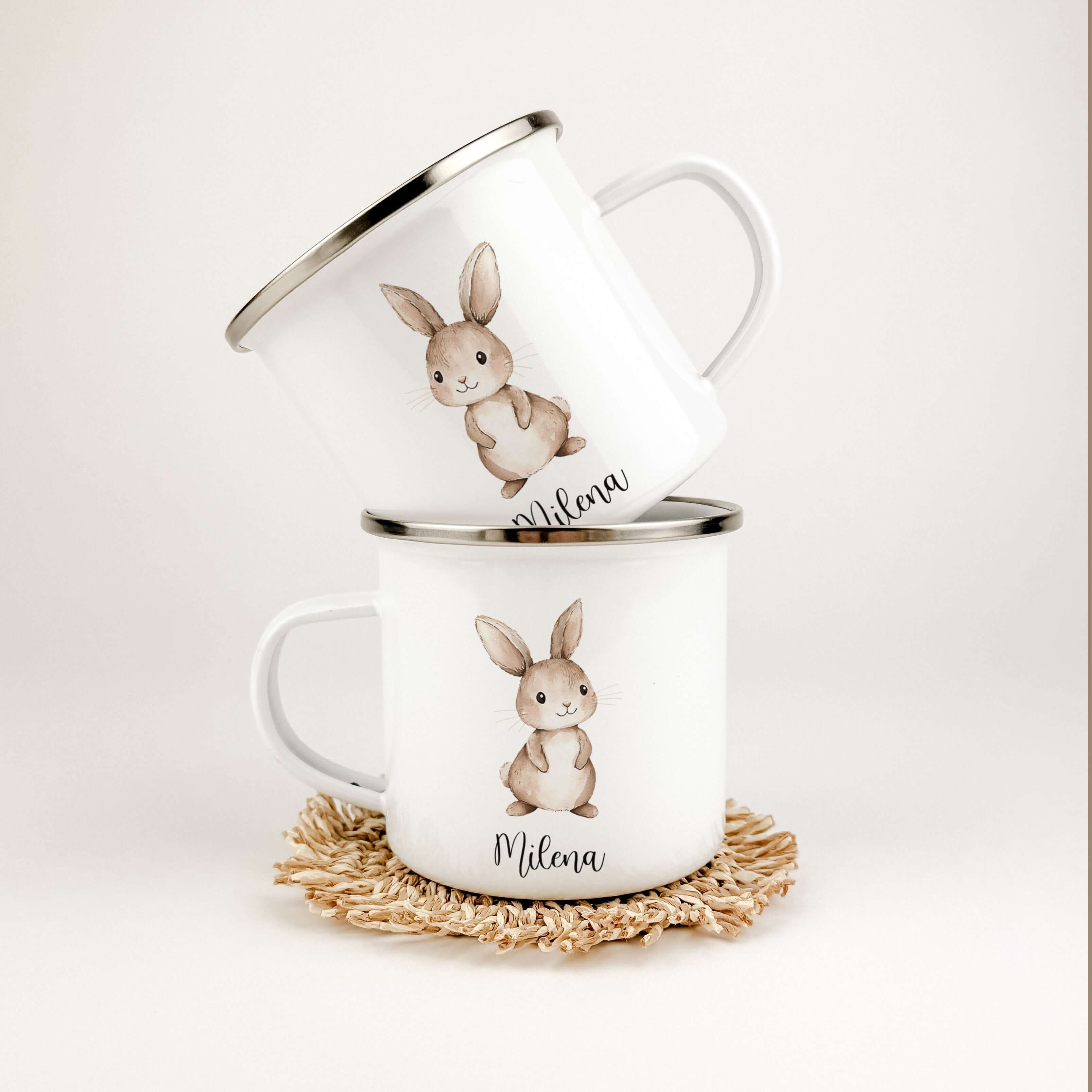 Emaille Tasse Hase-famprints-Emaille Tasse-Entdecke die zauberhafte Emaille Tasse Hase, die nicht nur durch ihr niedliches Design begeistert, sondern auch durch ihre persönliche Note. Diese Tasse bringt Kinderaugen zum Strahlen und macht jedes Getränk zu