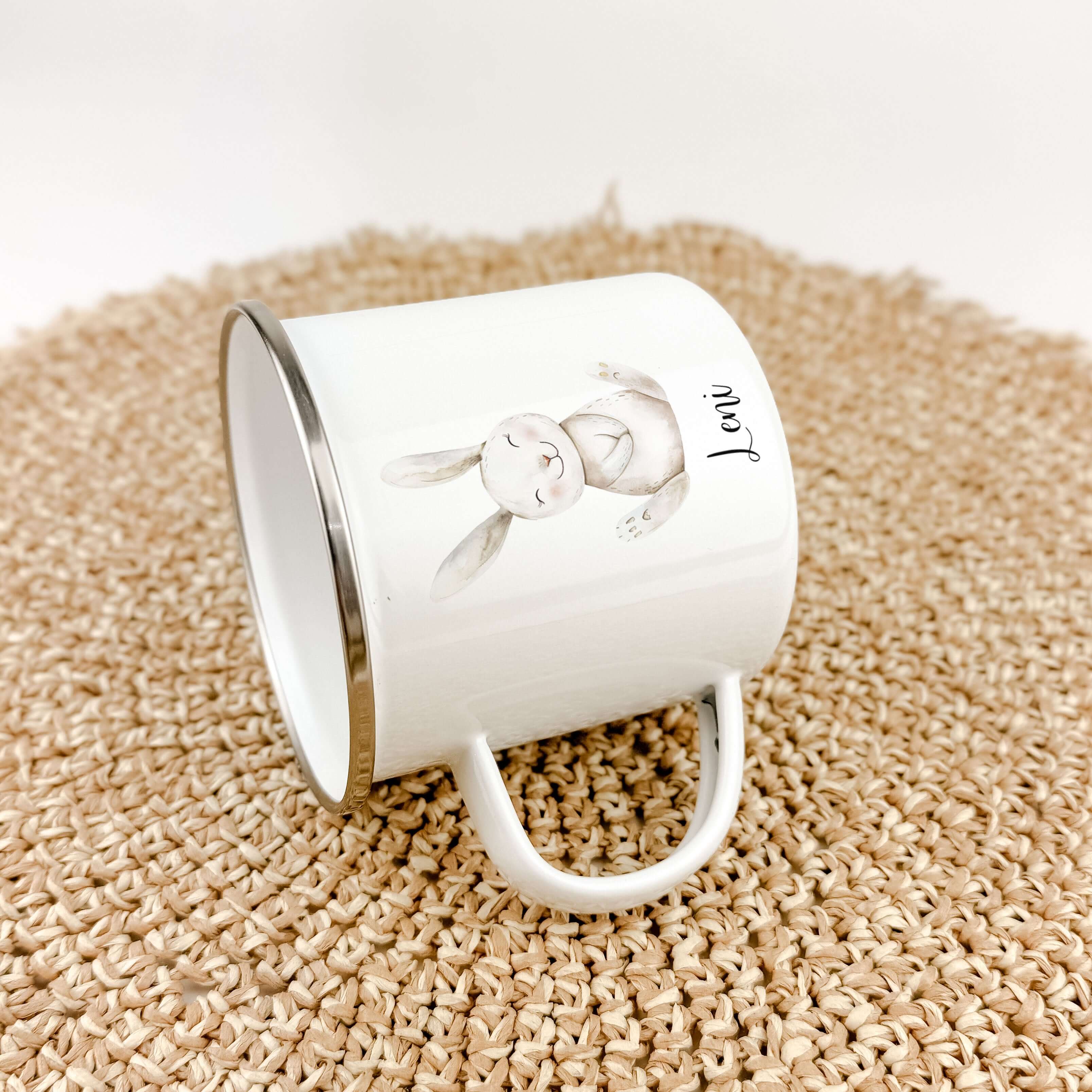 Emaille Tasse Hase-famprints-Emaille Tasse-Entdecke die zauberhafte Emaille Tasse Hase, die nicht nur durch ihr niedliches Design begeistert, sondern auch durch ihre persönliche Note. Diese Tasse bringt Kinderaugen zum Strahlen und macht jedes Getränk zu