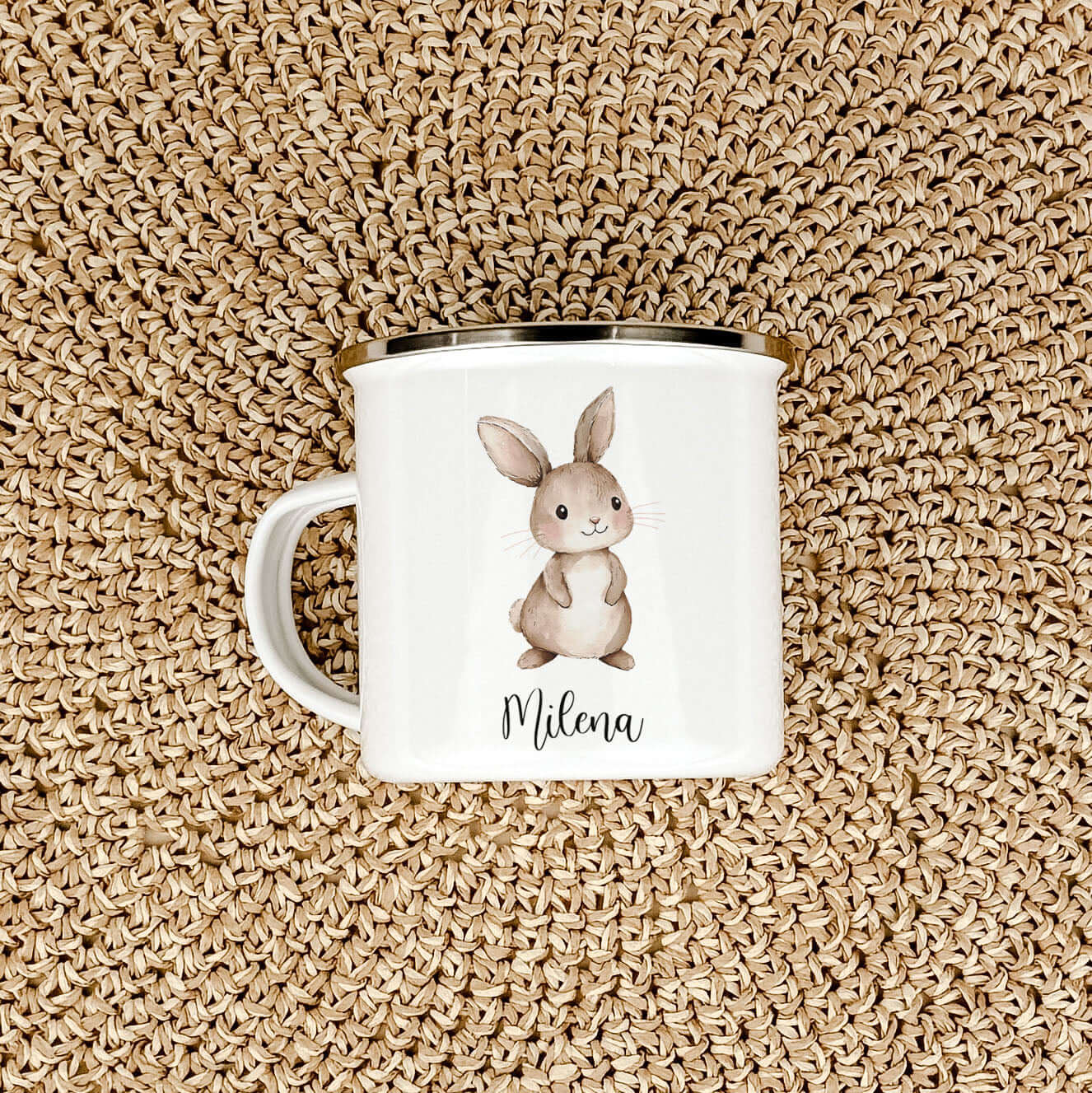 Emaille Tasse Hase-famprints-Emaille Tasse-Entdecke die zauberhafte Emaille Tasse Hase, die nicht nur durch ihr niedliches Design begeistert, sondern auch durch ihre persönliche Note. Diese Tasse bringt Kinderaugen zum Strahlen und macht jedes Getränk zu