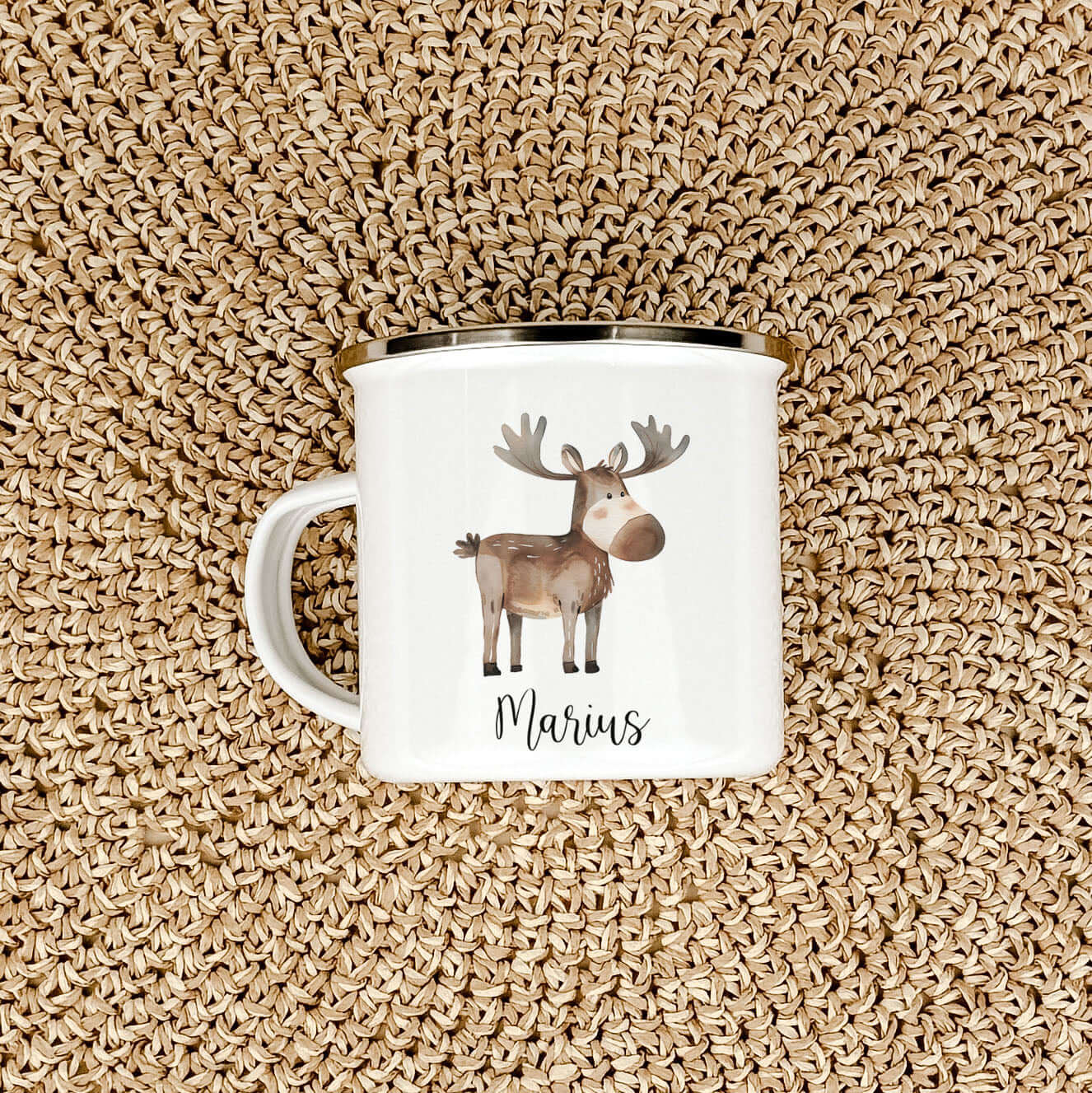 Emaille Tasse Elch-famprints-Emaille Tasse-Entdecke die zauberhafte Emaille Tasse Elch – das perfekte Geschenk für kleine Tier Liebhaber! Diese liebevoll personalisierte Tasse mit dem Namen deines Kindes und einem süßen Elch in Aquarell-Optik verleiht jed