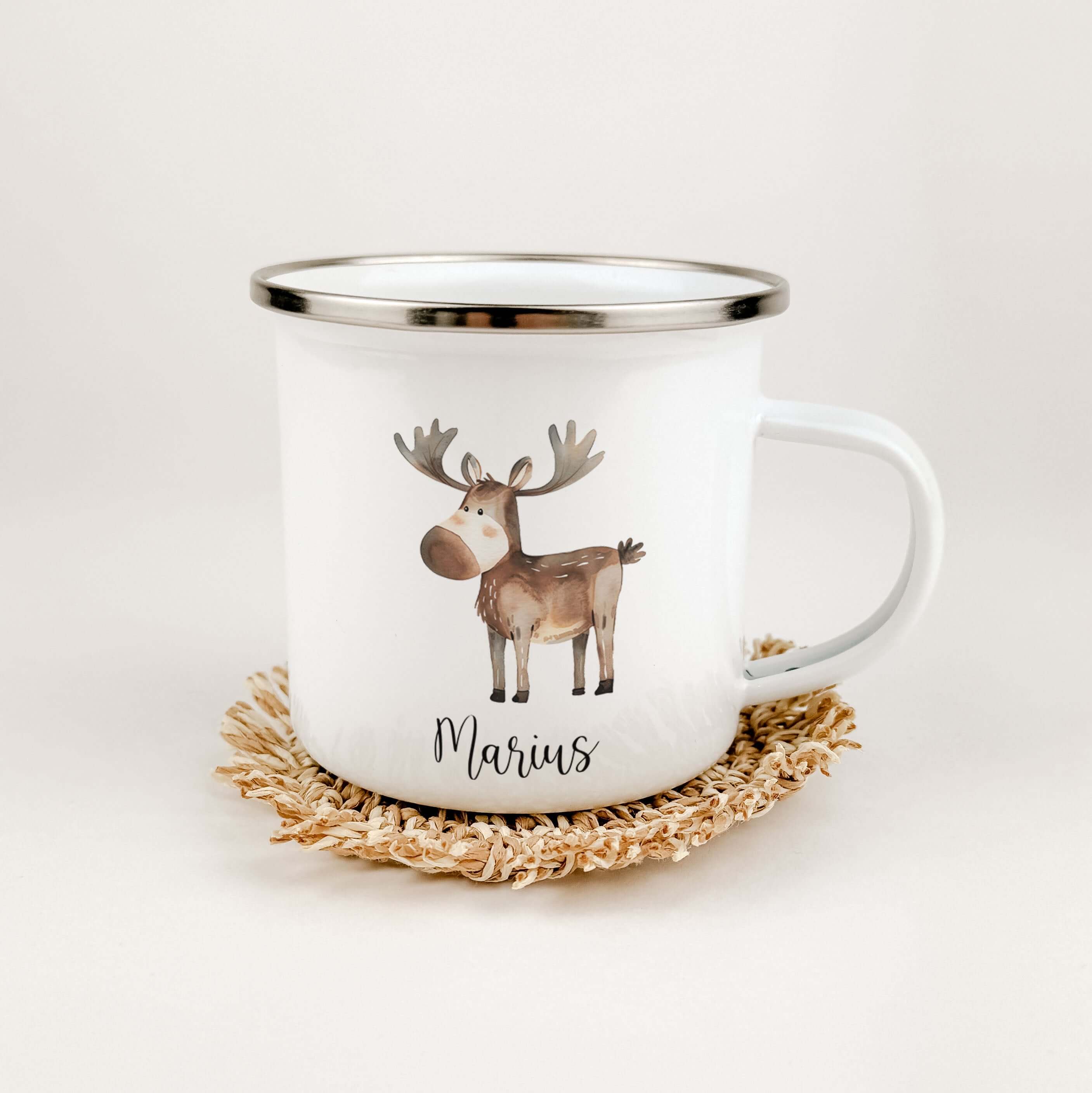 Emaille Tasse Elch-famprints-Emaille Tasse-Entdecke die zauberhafte Emaille Tasse Elch – das perfekte Geschenk für kleine Tier Liebhaber! Diese liebevoll personalisierte Tasse mit dem Namen deines Kindes und einem süßen Elch in Aquarell-Optik verleiht jed