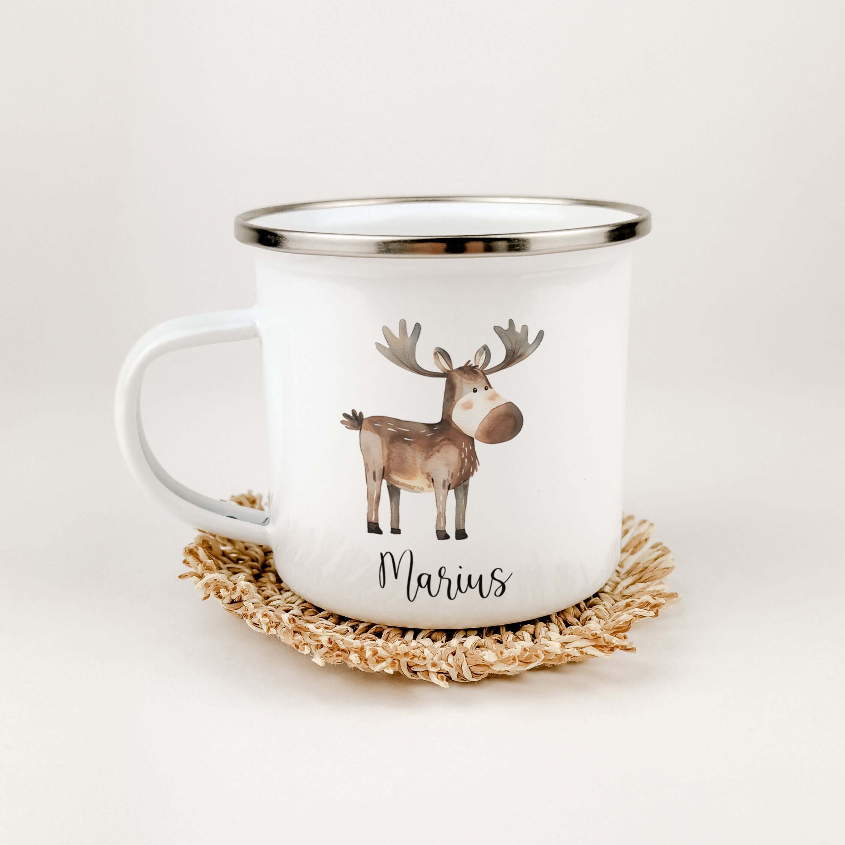 Emaille Tasse Elch-famprints-Emaille Tasse-Entdecke die zauberhafte Emaille Tasse Elch – das perfekte Geschenk für kleine Tier Liebhaber! Diese liebevoll personalisierte Tasse mit dem Namen deines Kindes und einem süßen Elch in Aquarell-Optik verleiht jed