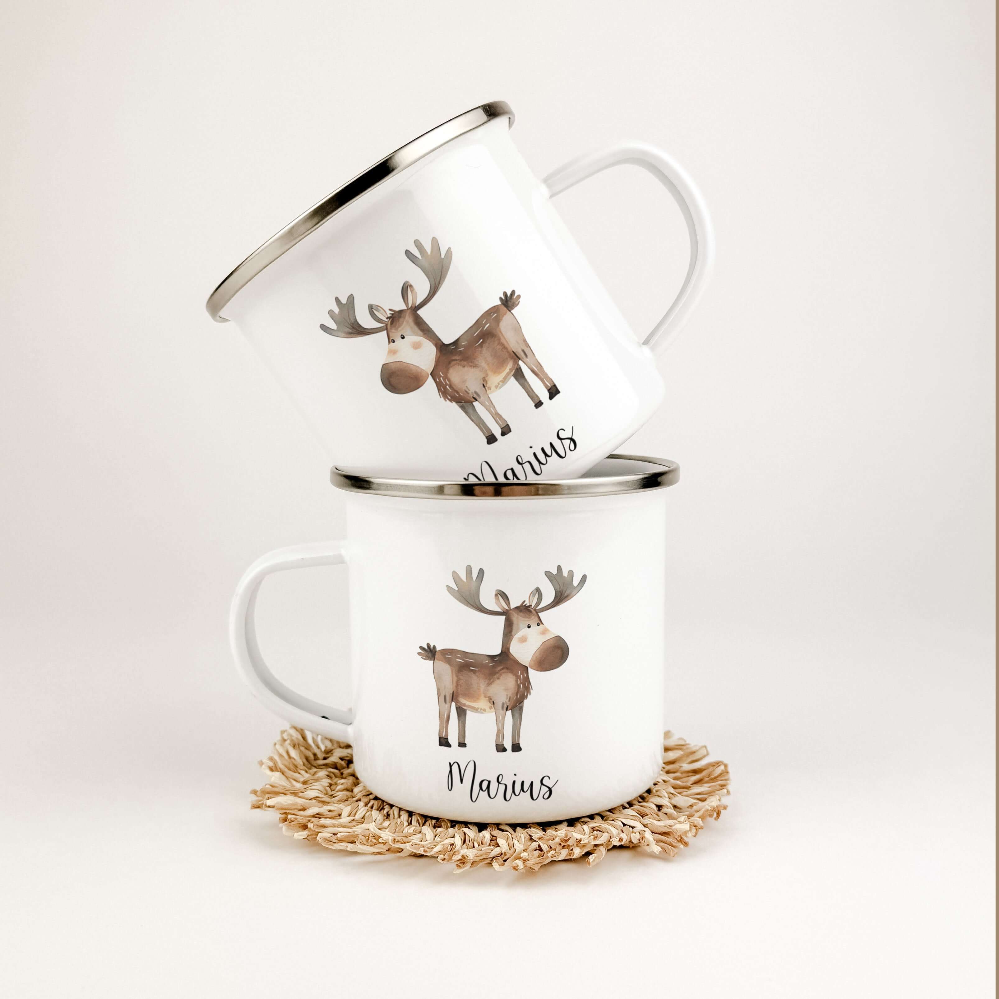 Emaille Tasse Elch-famprints-Emaille Tasse-Entdecke die zauberhafte Emaille Tasse Elch – das perfekte Geschenk für kleine Tier Liebhaber! Diese liebevoll personalisierte Tasse mit dem Namen deines Kindes und einem süßen Elch in Aquarell-Optik verleiht jed