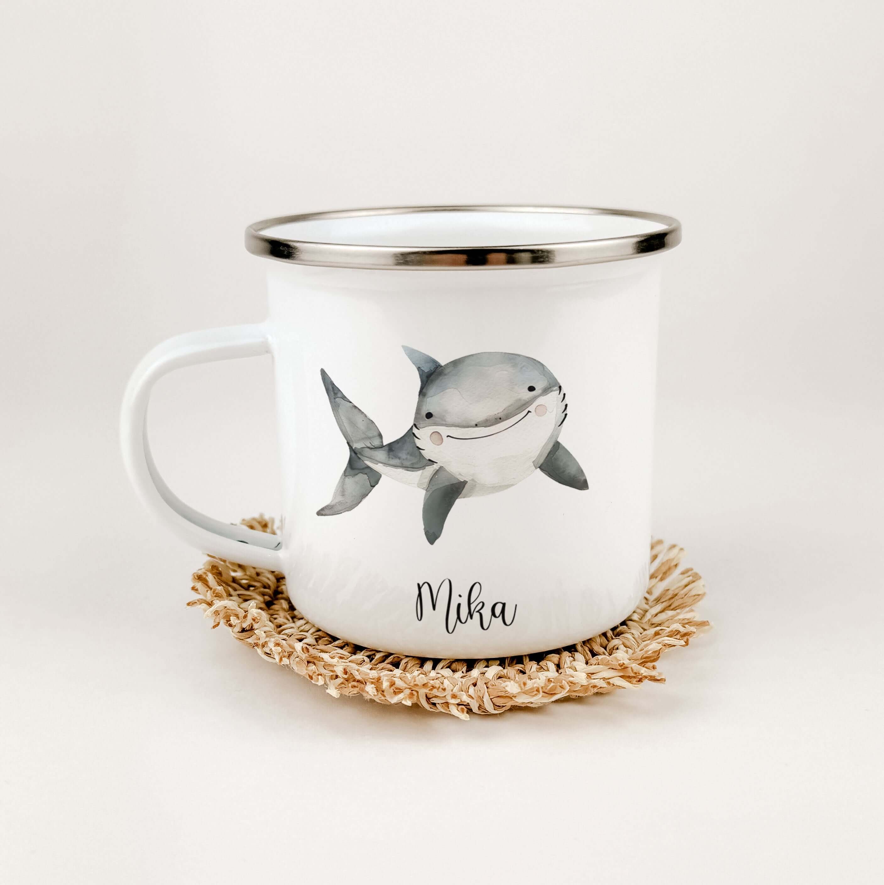 Emaille Tasse Hai-famprints-Emaille Tasse-Entdecke die perfekte Kindertasse für kleine Abenteurer! Unsere personalisierte Emaille Tasse mit einem bezaubernden Hai-Motiv in Aquarell-Optik bringt nicht nur Freude, sondern auch ein Stück Unterwasserwelt dire