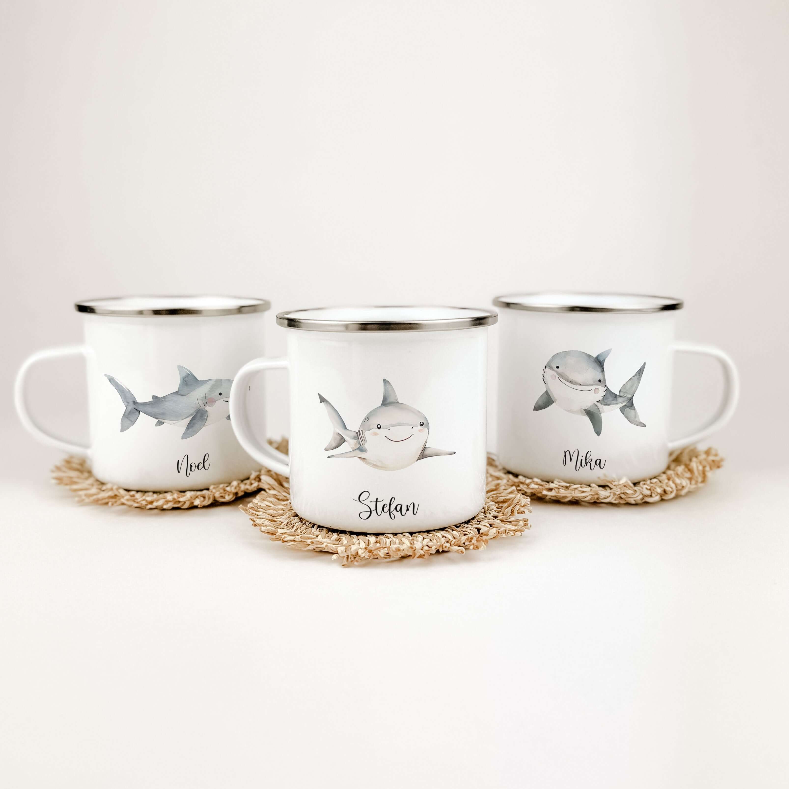 Emaille Tasse Hai-famprints-Emaille Tasse-Entdecke die perfekte Kindertasse für kleine Abenteurer! Unsere personalisierte Emaille Tasse mit einem bezaubernden Hai-Motiv in Aquarell-Optik bringt nicht nur Freude, sondern auch ein Stück Unterwasserwelt dire