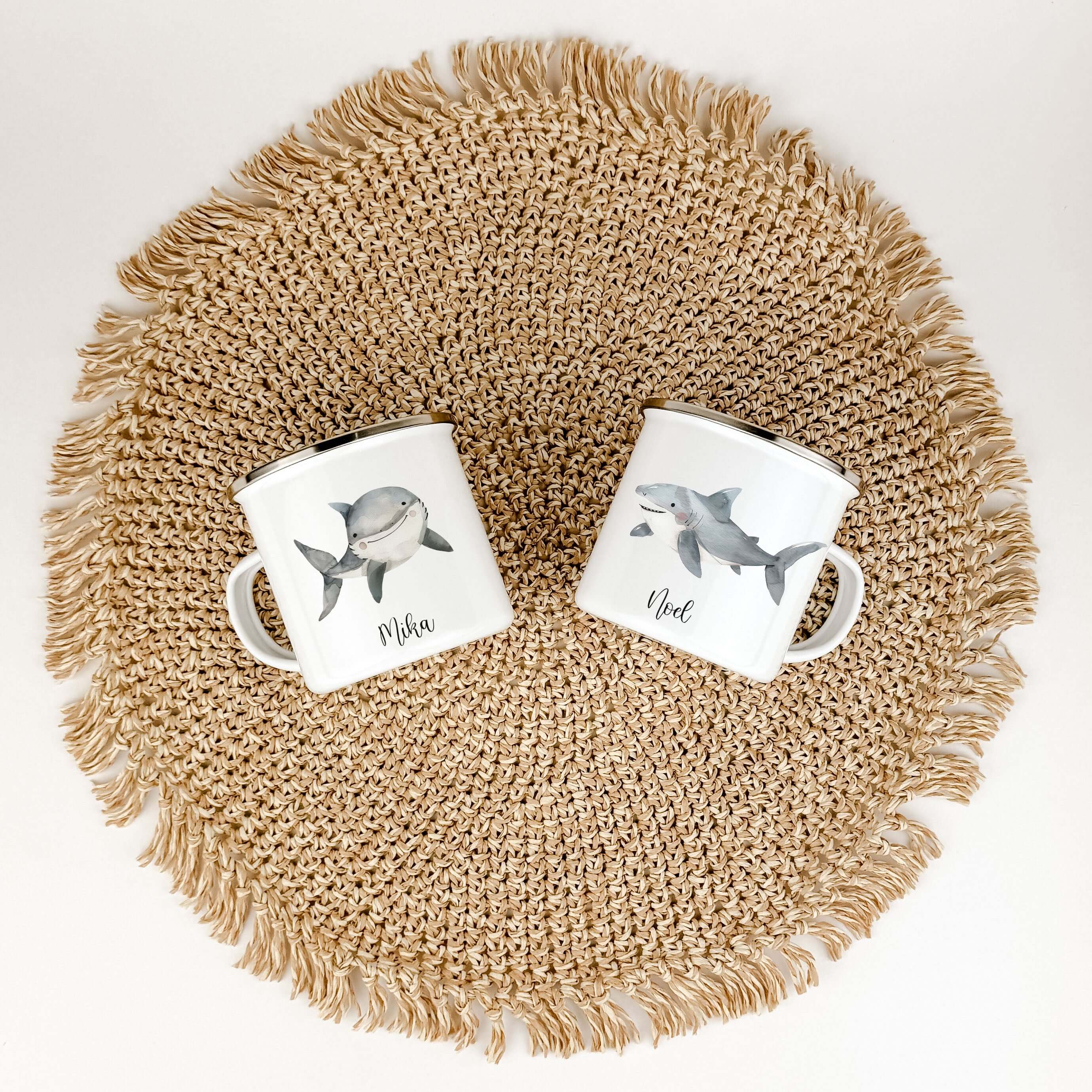 Emaille Tasse Hai-famprints-Emaille Tasse-Entdecke die perfekte Kindertasse für kleine Abenteurer! Unsere personalisierte Emaille Tasse mit einem bezaubernden Hai-Motiv in Aquarell-Optik bringt nicht nur Freude, sondern auch ein Stück Unterwasserwelt dire