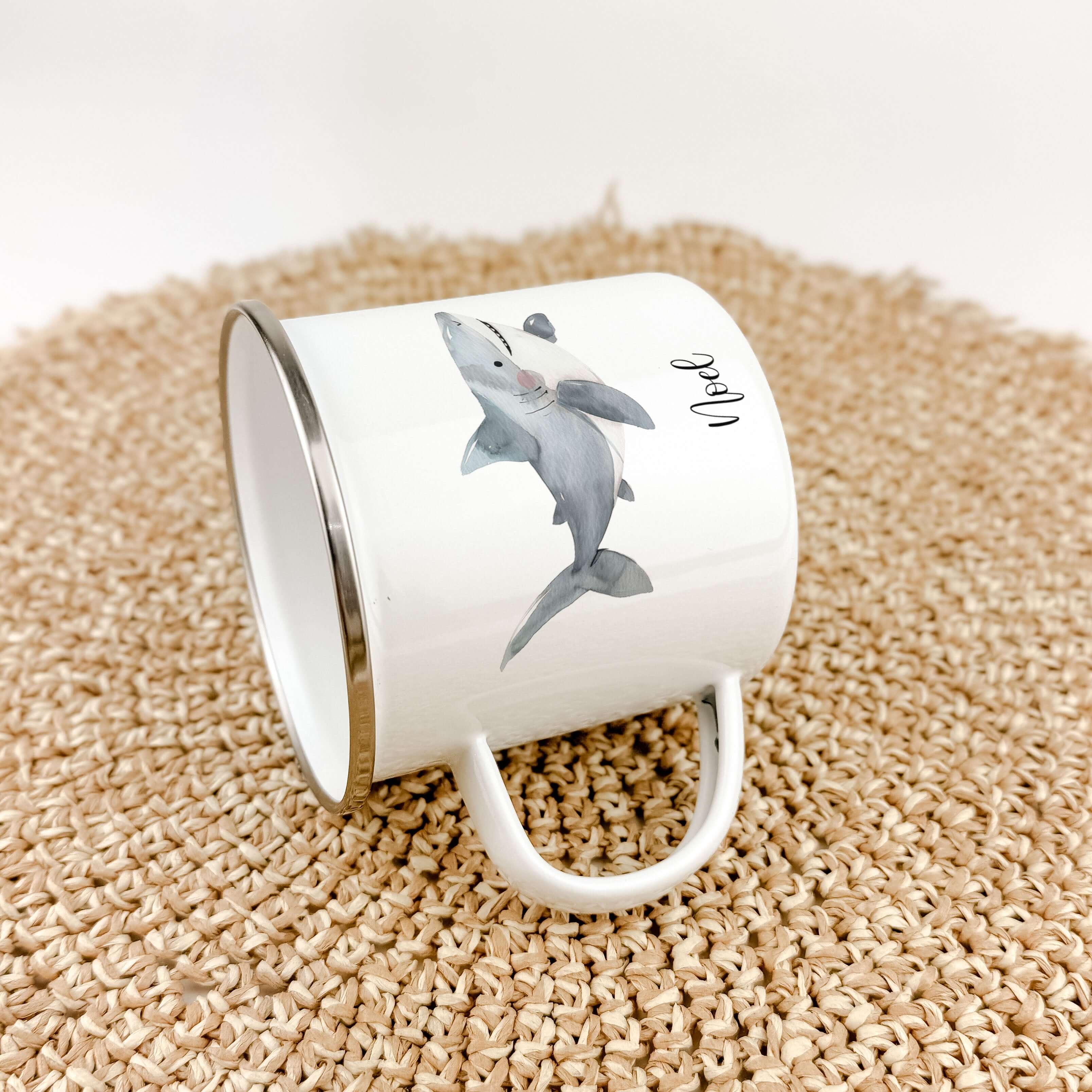 Emaille Tasse Hai-famprints-Emaille Tasse-Entdecke die perfekte Kindertasse für kleine Abenteurer! Unsere personalisierte Emaille Tasse mit einem bezaubernden Hai-Motiv in Aquarell-Optik bringt nicht nur Freude, sondern auch ein Stück Unterwasserwelt dire