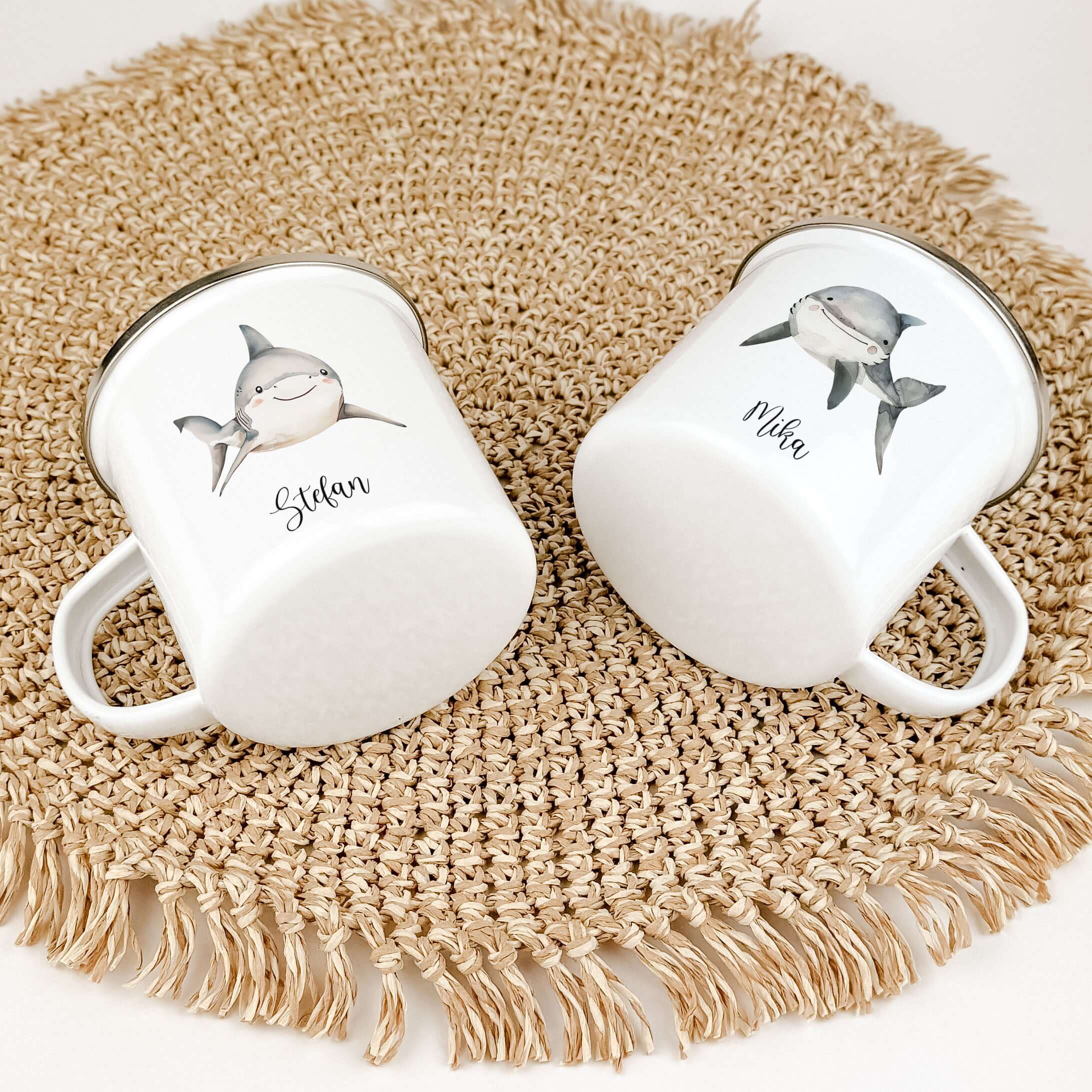 Emaille Tasse Hai-famprints-Emaille Tasse-Entdecke die perfekte Kindertasse für kleine Abenteurer! Unsere personalisierte Emaille Tasse mit einem bezaubernden Hai-Motiv in Aquarell-Optik bringt nicht nur Freude, sondern auch ein Stück Unterwasserwelt dire
