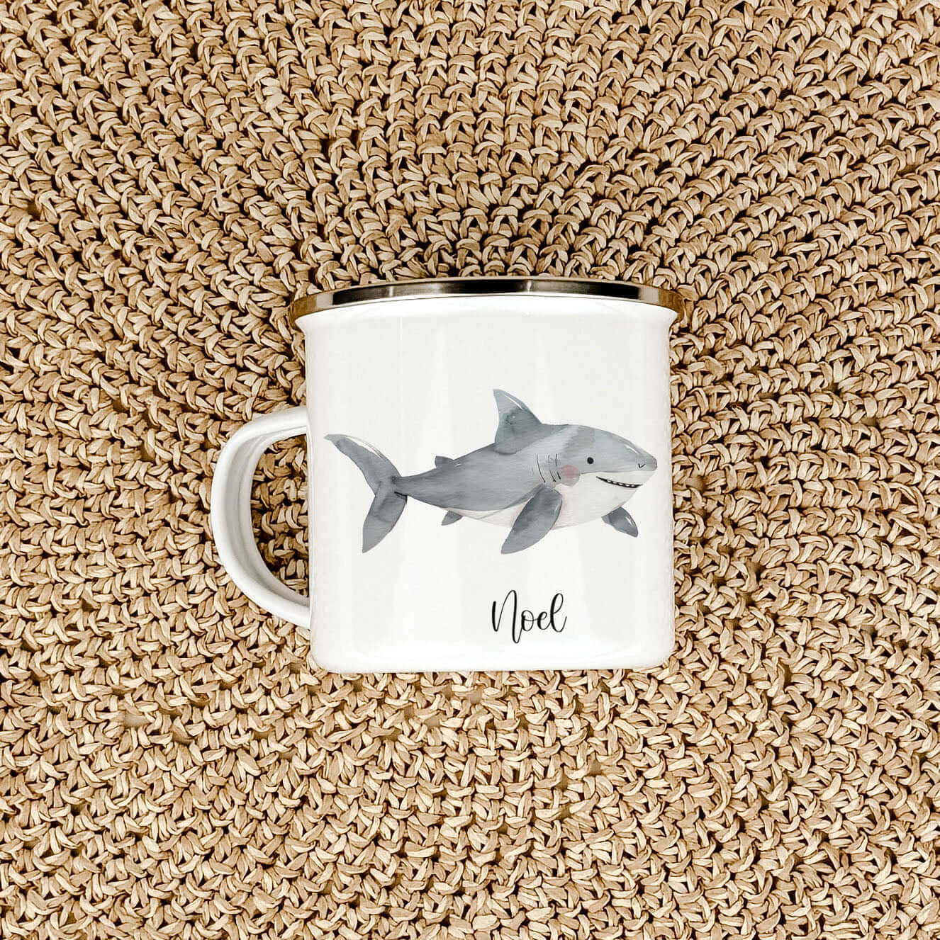 Emaille Tasse Hai-famprints-Emaille Tasse-Entdecke die perfekte Kindertasse für kleine Abenteurer! Unsere personalisierte Emaille Tasse mit einem bezaubernden Hai-Motiv in Aquarell-Optik bringt nicht nur Freude, sondern auch ein Stück Unterwasserwelt dire