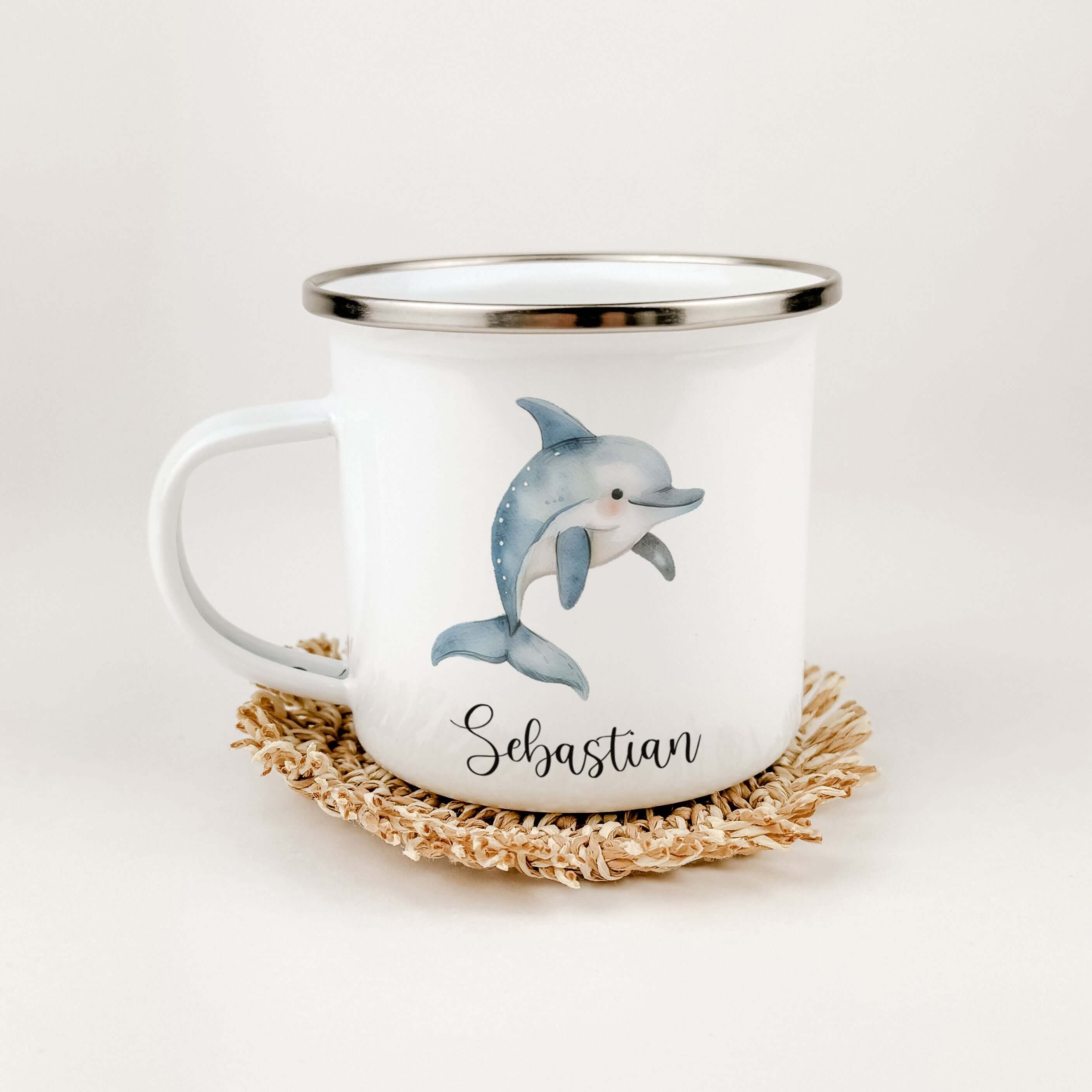 Emaille Tasse Delfin-famprints-Emaille Tasse-Entdecke die einzigartige Emaille Tasse Delfin, personalisiert mit dem Namen deines Kindes! Mit einem süßen Delfin in Aquarell Optik bedruckt, gibt es drei verschiedene Varianten zur Auswahl. Der brillante und