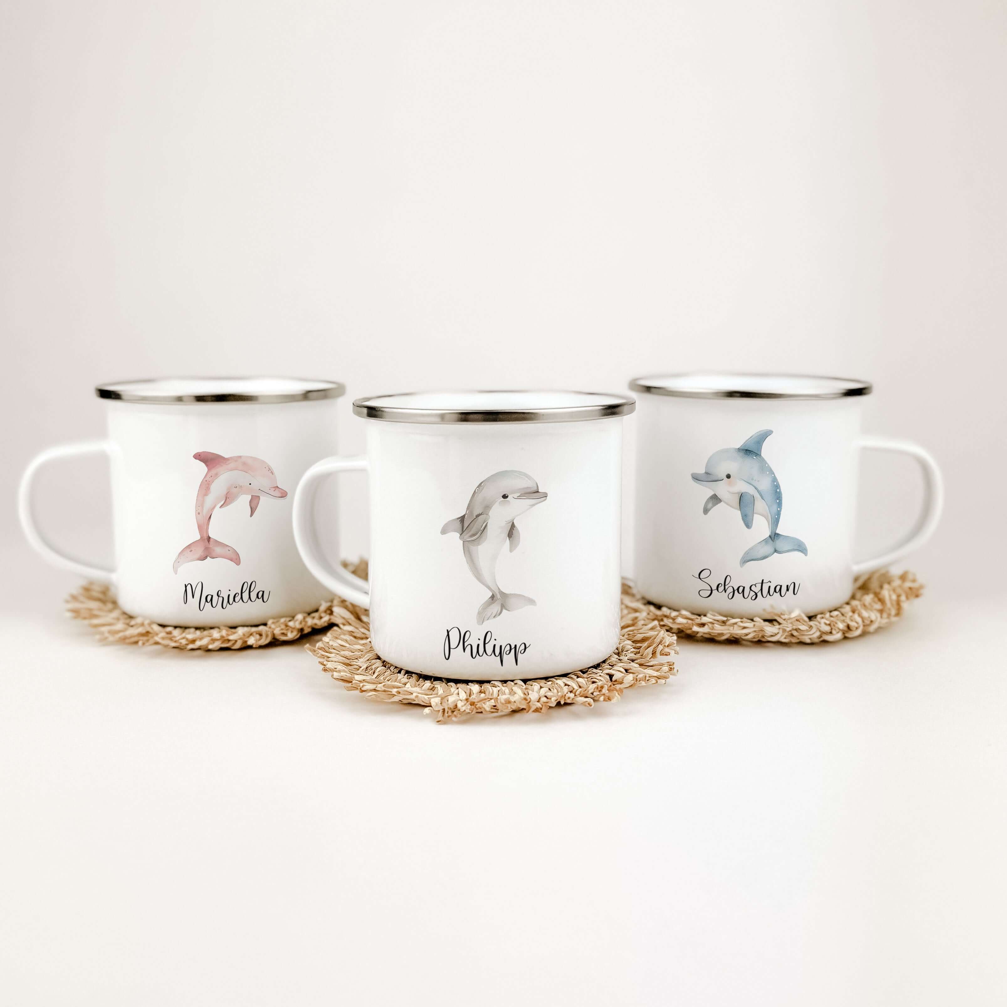 Emaille Tasse Delfin-famprints-Emaille Tasse-Entdecke die einzigartige Emaille Tasse Delfin, personalisiert mit dem Namen deines Kindes! Mit einem süßen Delfin in Aquarell Optik bedruckt, gibt es drei verschiedene Varianten zur Auswahl. Der brillante und