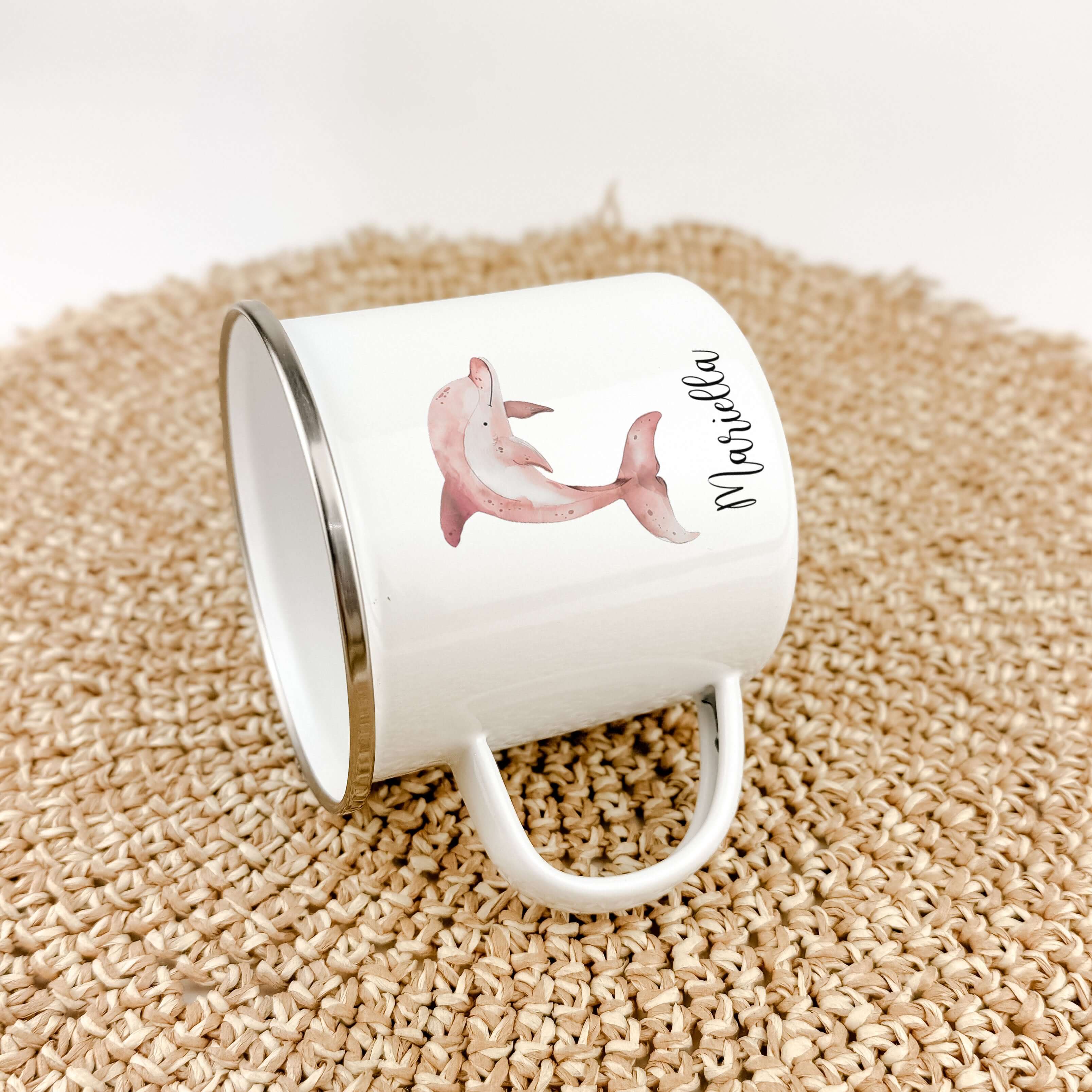 Emaille Tasse Delfin-famprints-Emaille Tasse-Entdecke die einzigartige Emaille Tasse Delfin, personalisiert mit dem Namen deines Kindes! Mit einem süßen Delfin in Aquarell Optik bedruckt, gibt es drei verschiedene Varianten zur Auswahl. Der brillante und