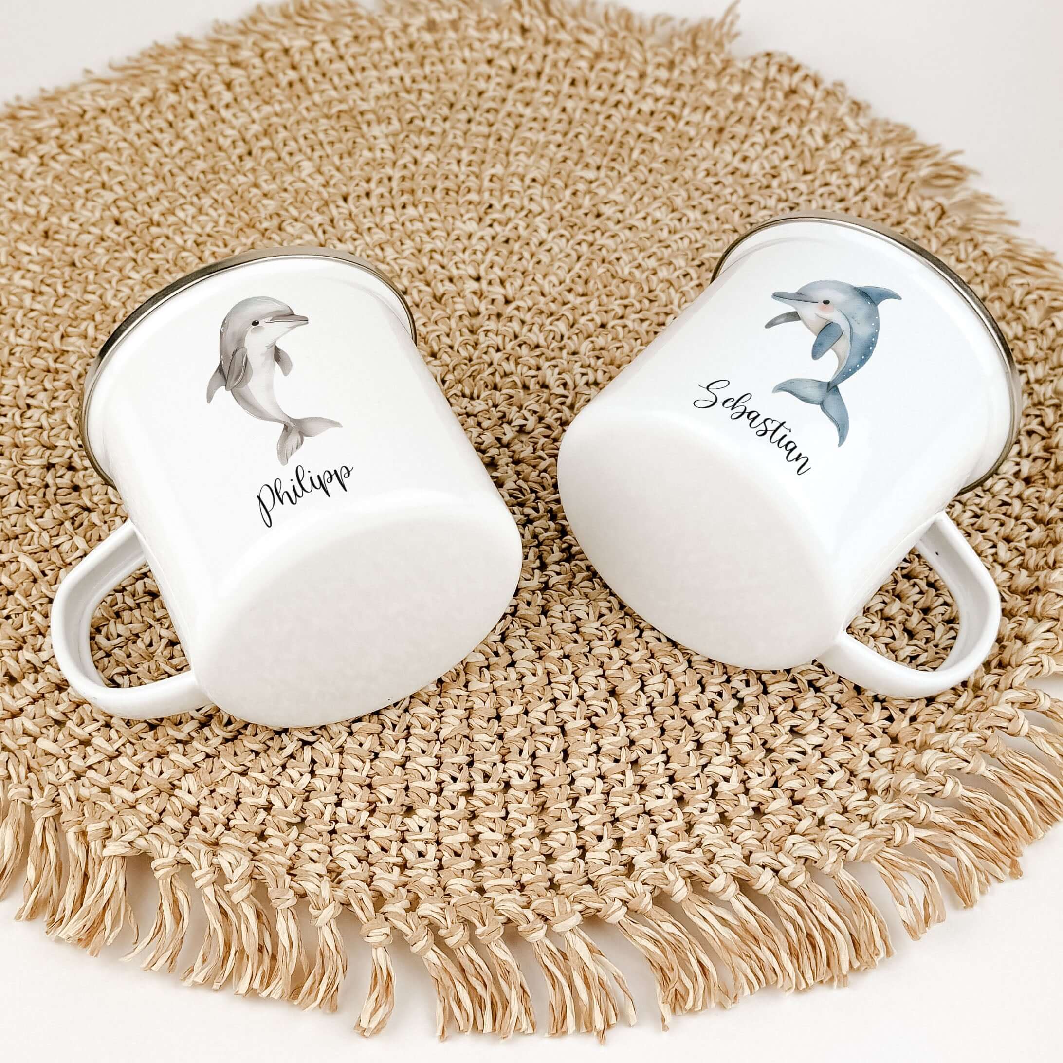 Emaille Tasse Delfin-famprints-Emaille Tasse-Entdecke die einzigartige Emaille Tasse Delfin, personalisiert mit dem Namen deines Kindes! Mit einem süßen Delfin in Aquarell Optik bedruckt, gibt es drei verschiedene Varianten zur Auswahl. Der brillante und