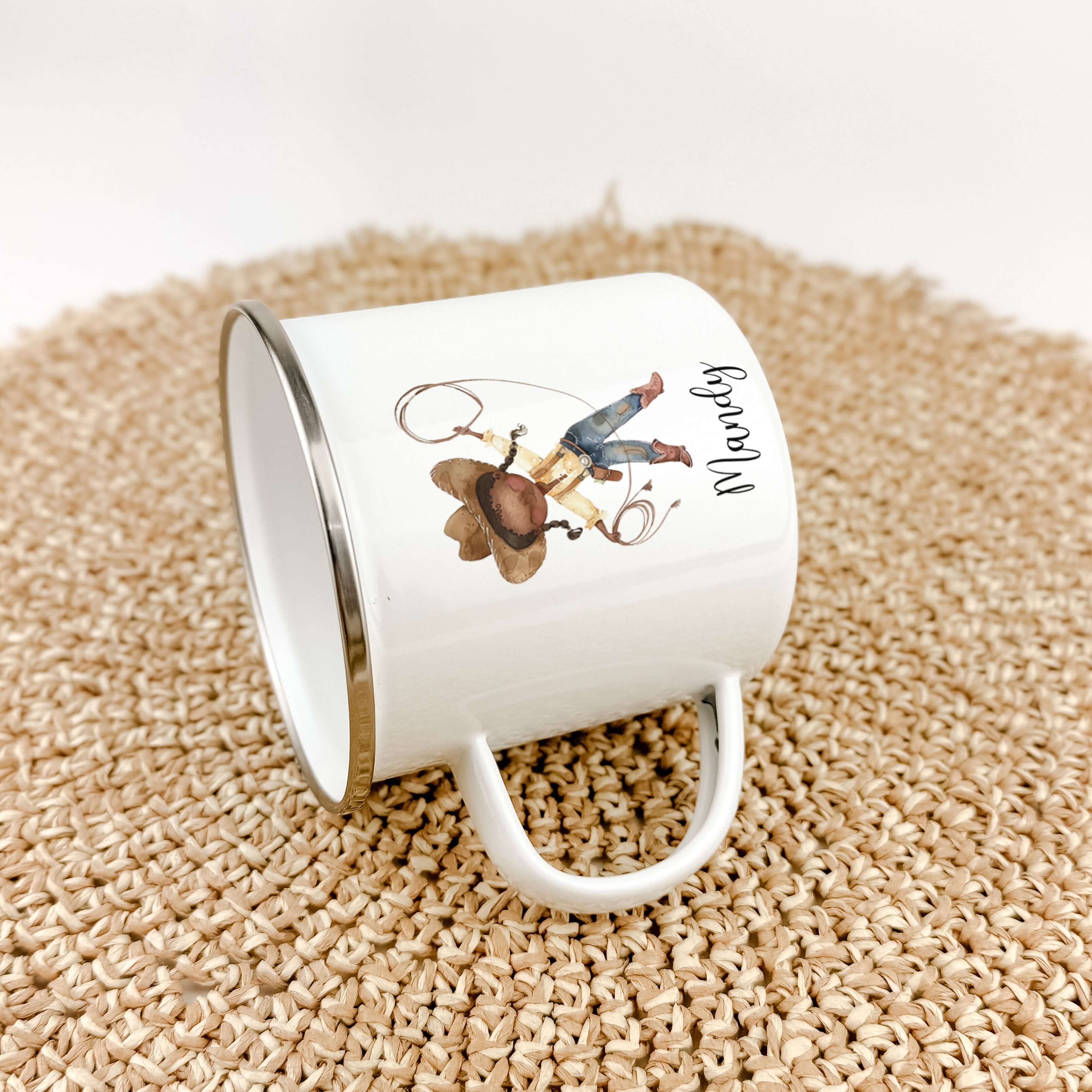 Emaille Tasse Cowgirl-famprints-Emaille Tasse-Entdecke die zauberhafte Emaille Tasse Cowgirl – ein einzigartiges Geschenk, das jedem Kinderherz Freude bereitet! Mit der Möglichkeit, die Tasse mit einem Namen zu personalisieren, wird jedes Getränk zu etwas