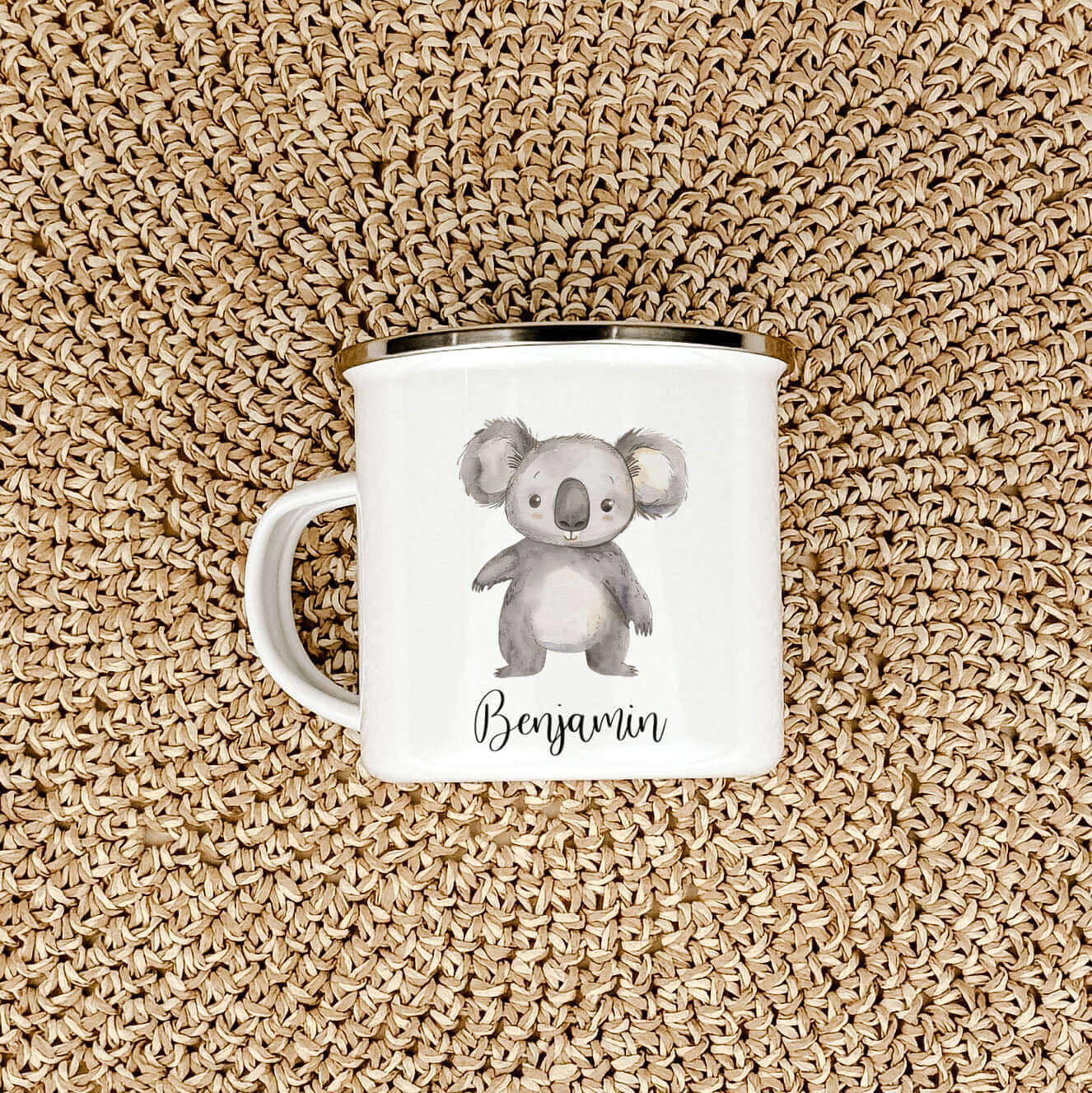 Emaille Tasse Koala-famprints-Emaille Tasse-Entdecke die zauberhafte Emaille Tasse mit einem süßen Koala, die nicht nur funktional ist, sondern auch das Herz jedes Kindes höher schlagen lässt. Stell dir vor, wie dein kleiner Schatz mit einem Lächeln im Ge