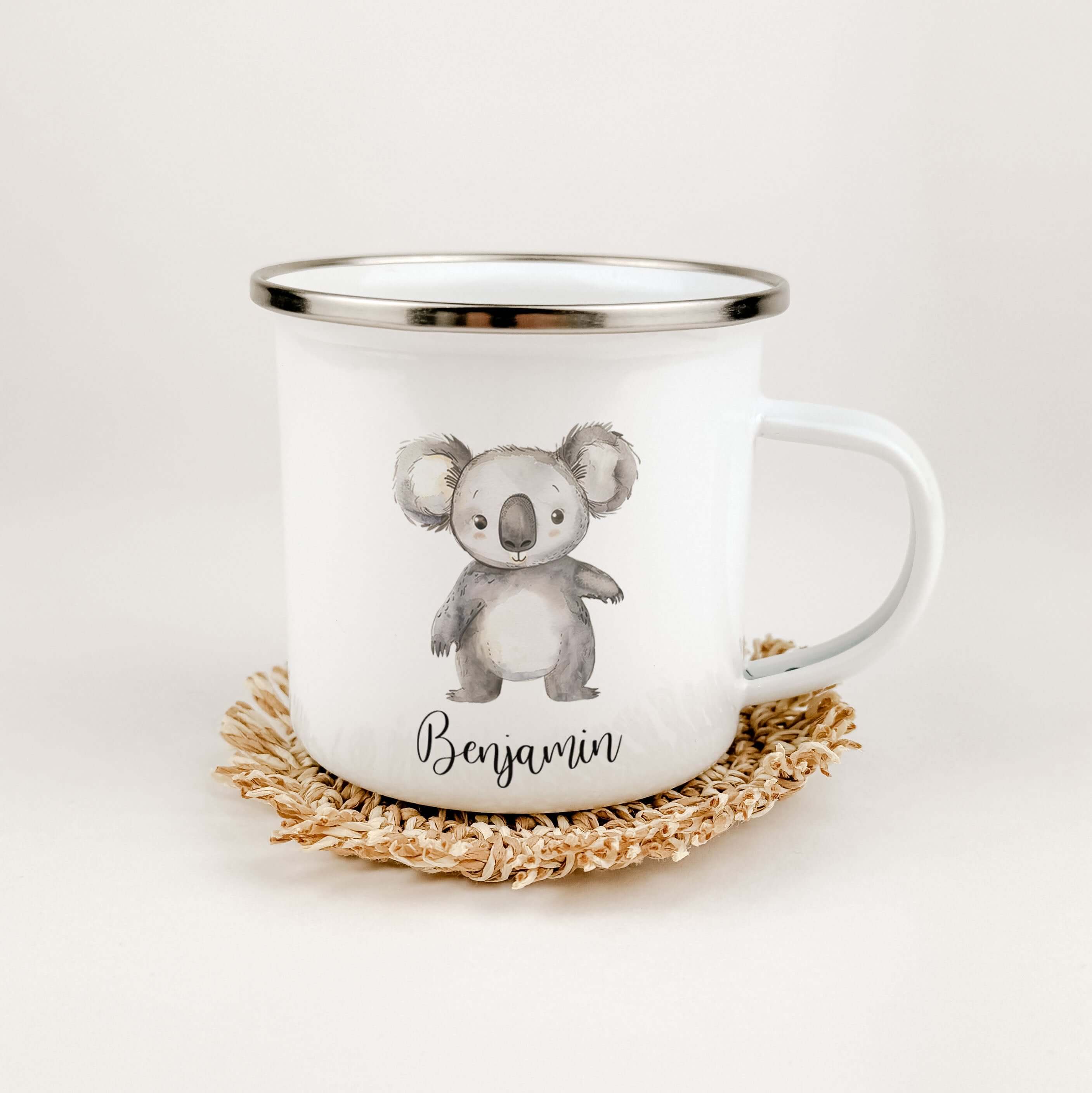 Emaille Tasse Koala-famprints-Emaille Tasse-Entdecke die zauberhafte Emaille Tasse mit einem süßen Koala, die nicht nur funktional ist, sondern auch das Herz jedes Kindes höher schlagen lässt. Stell dir vor, wie dein kleiner Schatz mit einem Lächeln im Ge