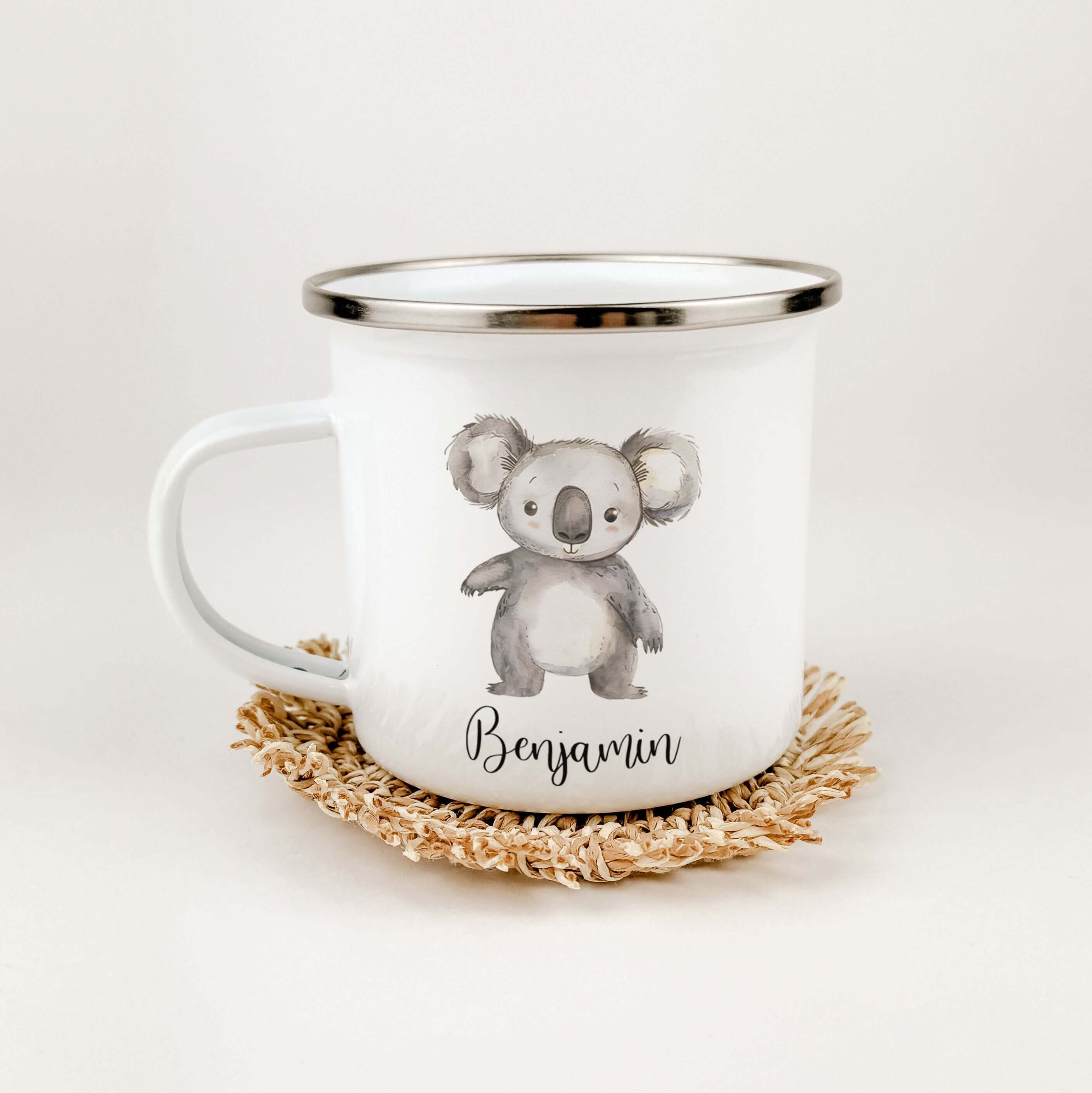 Emaille Tasse Koala-famprints-Emaille Tasse-Entdecke die zauberhafte Emaille Tasse mit einem süßen Koala, die nicht nur funktional ist, sondern auch das Herz jedes Kindes höher schlagen lässt. Stell dir vor, wie dein kleiner Schatz mit einem Lächeln im Ge